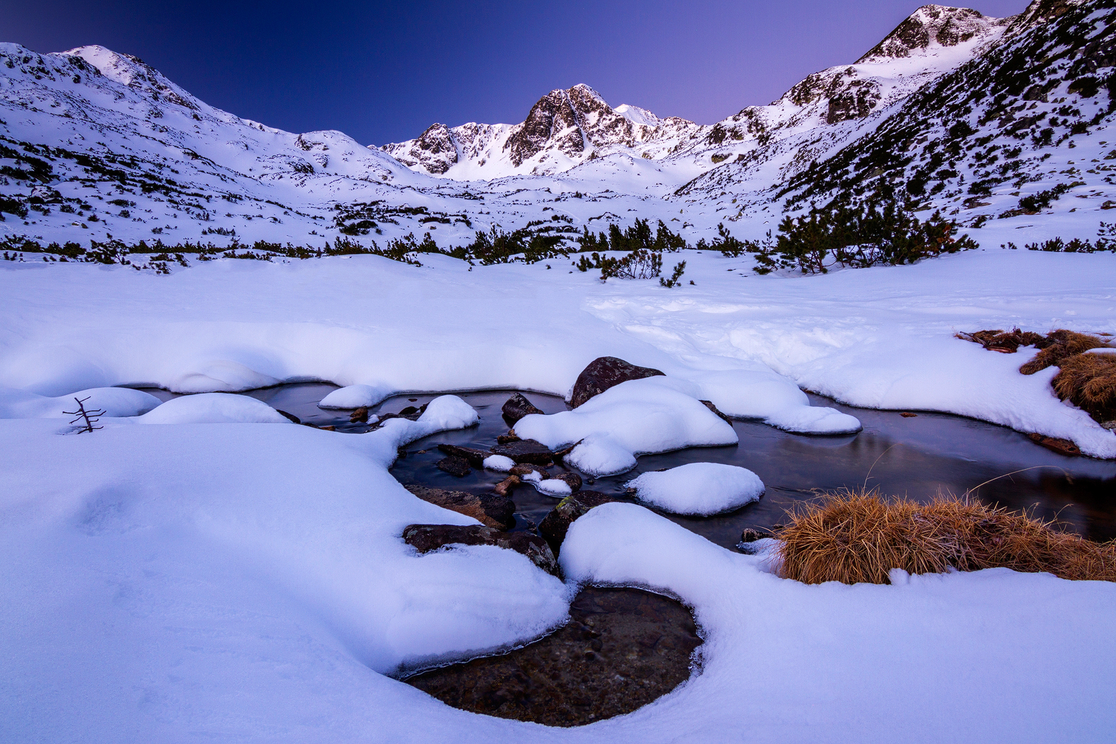 sunrise in rocks  valley