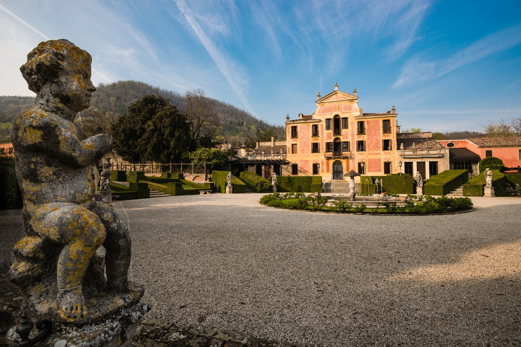 Il putto e Villa  Barbarigo oggi
