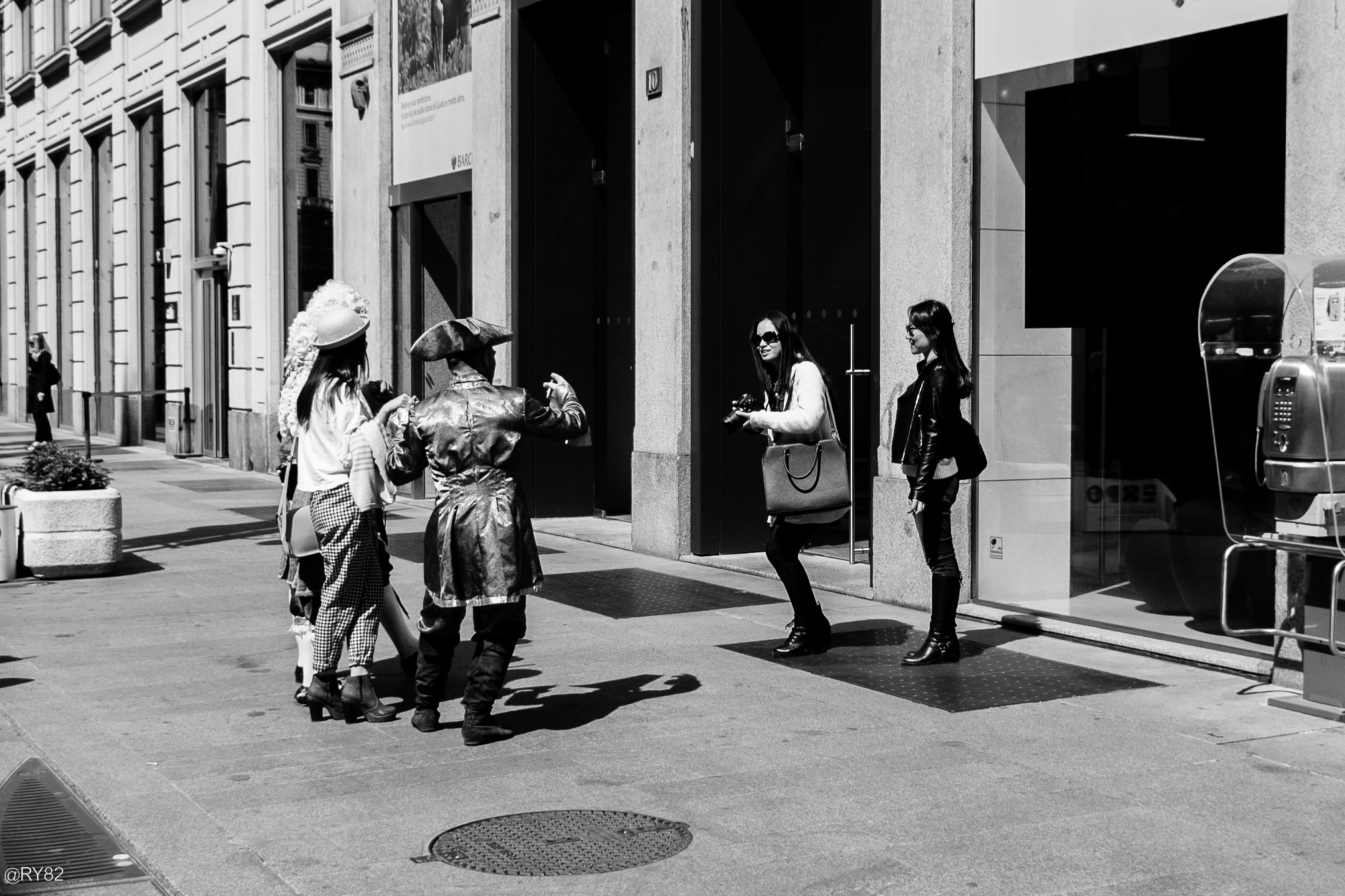 O la macchina o la tua amica!