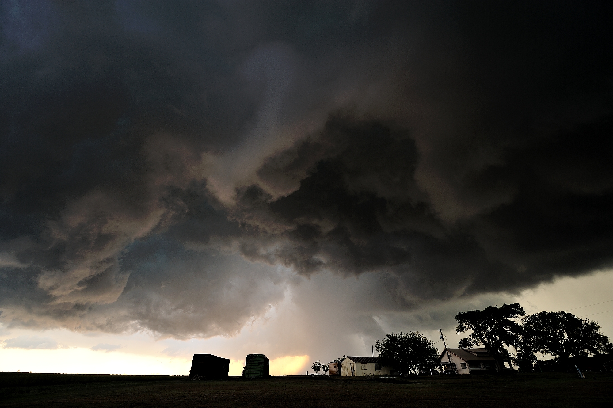 Supercella sovrasta le case