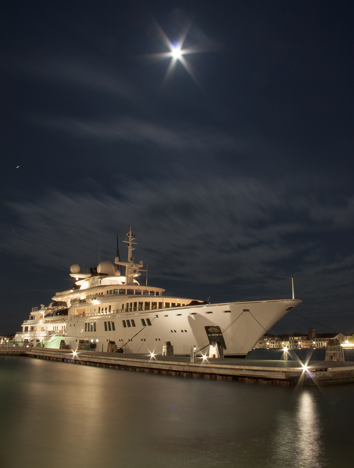 Yatch sotto la Luna