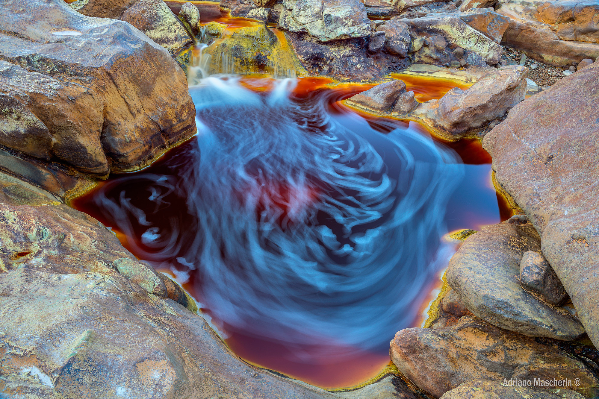 Cascatella e grafie sul Rio Tinto