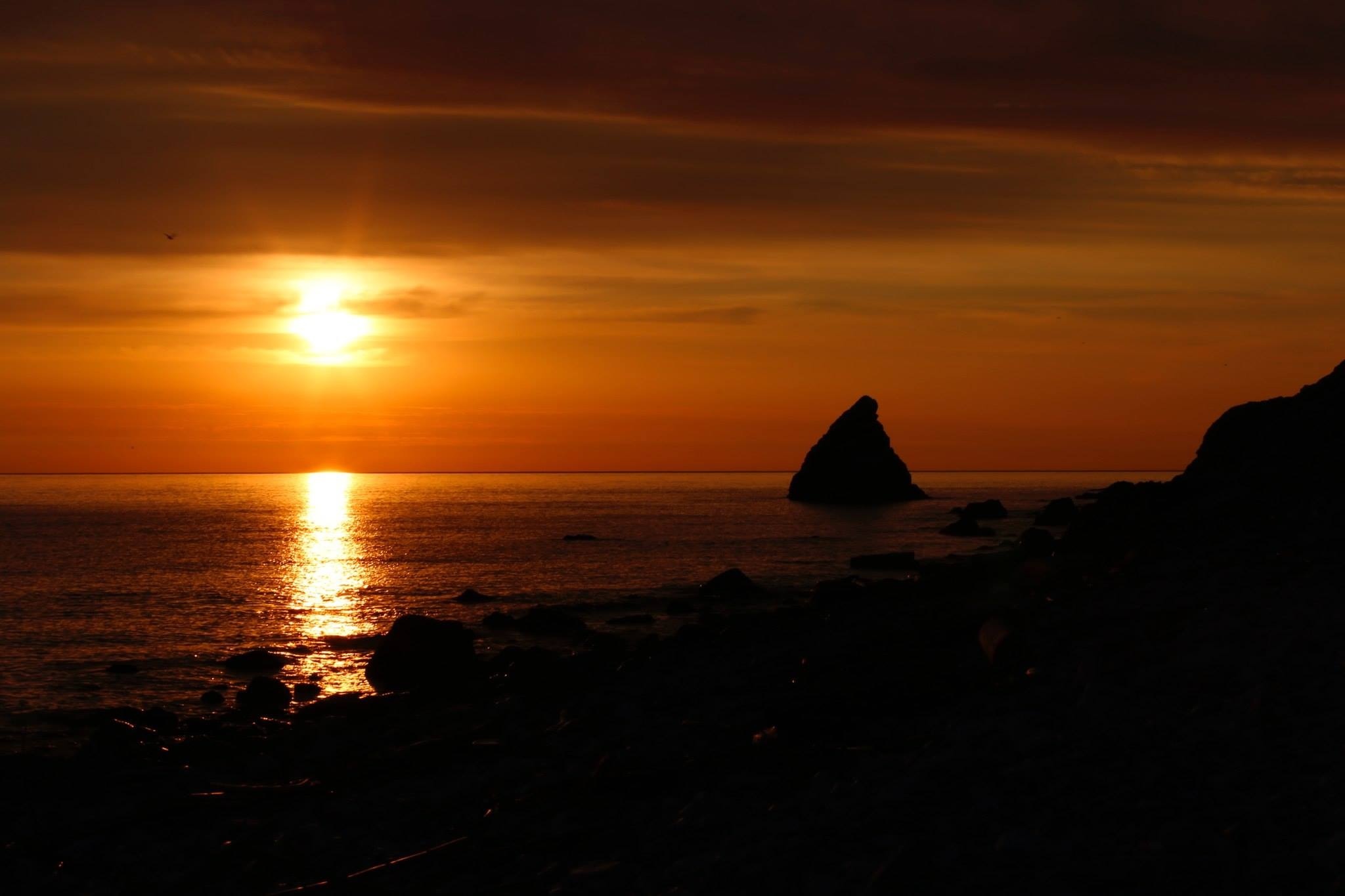 Alba nella baia di Portonovo sulla riviera del Conero