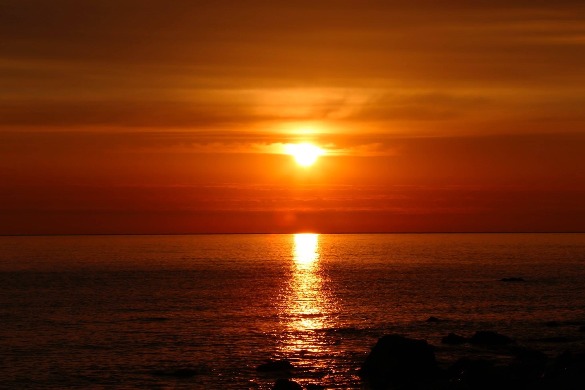 Alba nella baia di Portonovo sulla riviera del Conero