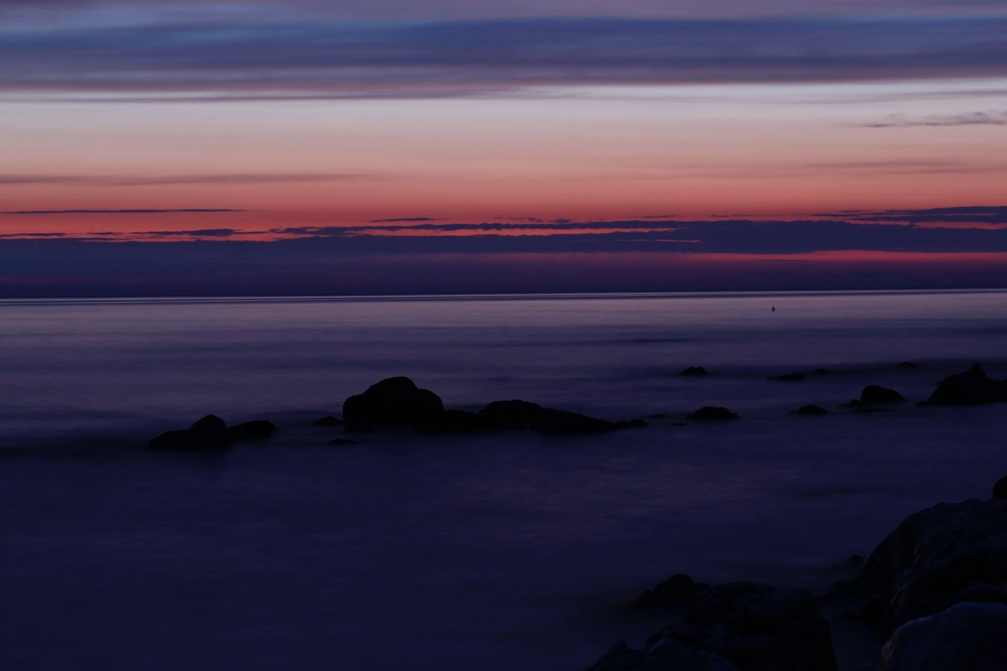 Alba nella baia di Portonovo sulla riviera del Conero