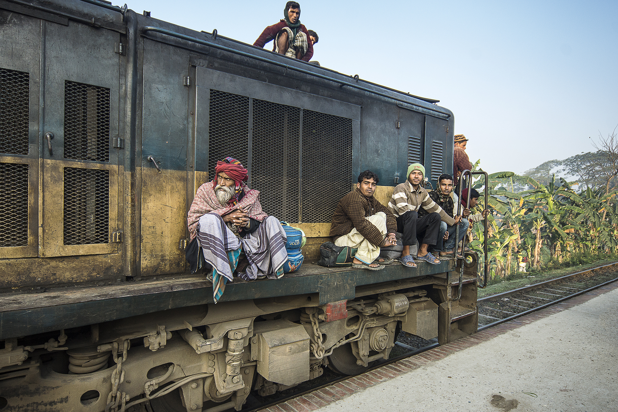 The train arrives at Sararchar
