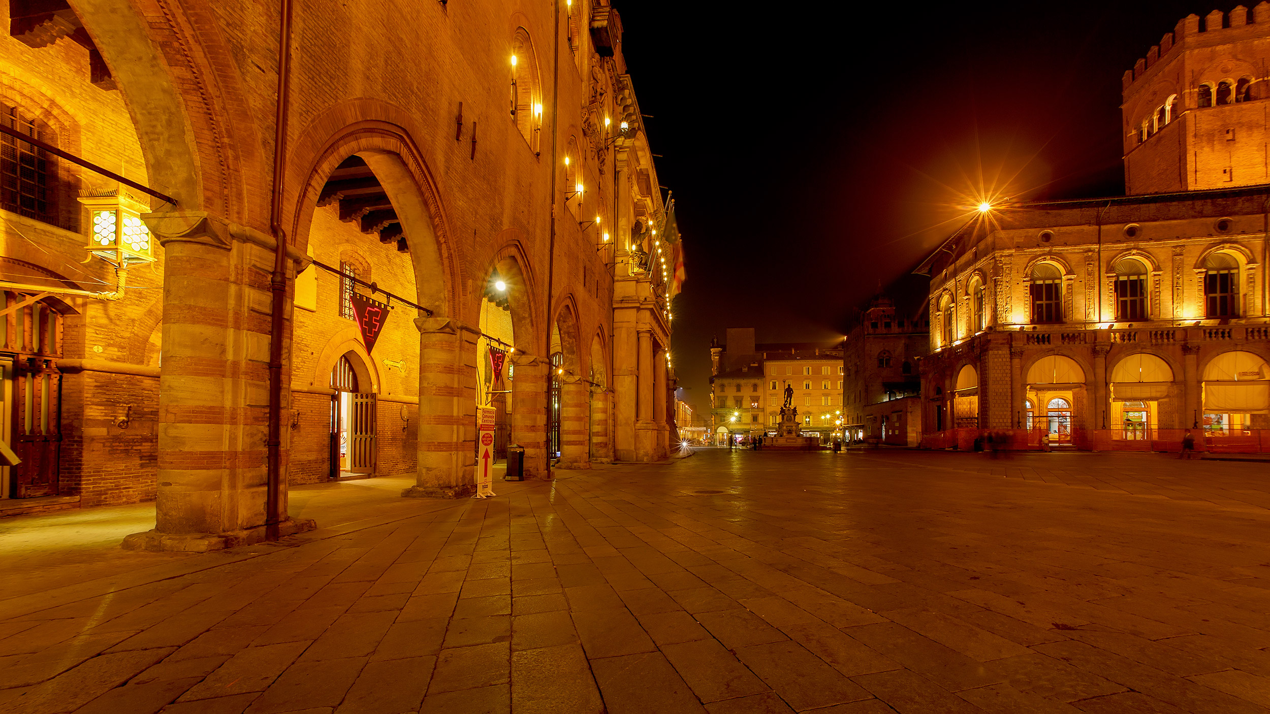 Piazza Maggiore (Bologna by night)