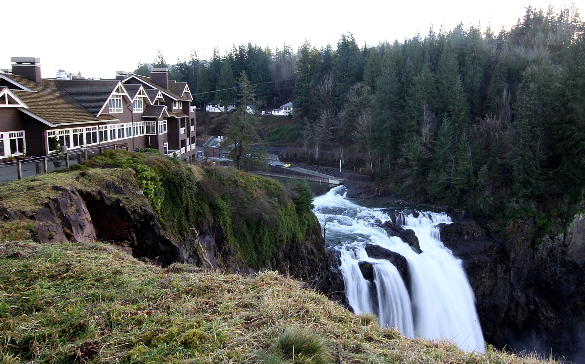 Il Salish Lodge con le Snoqualmie Falls