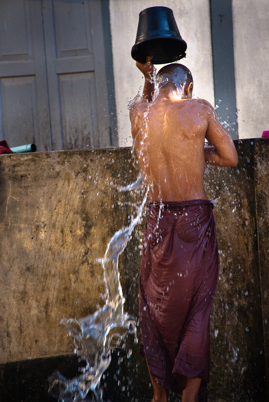Myanmar, la doccia