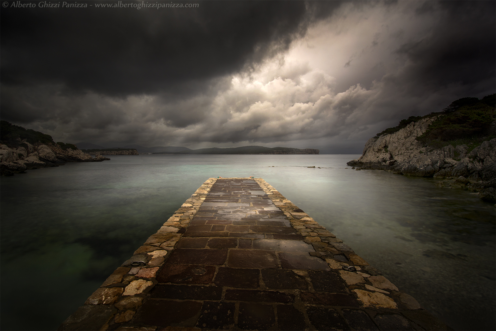 Sea, walking towards you to hear the sound of the clouds