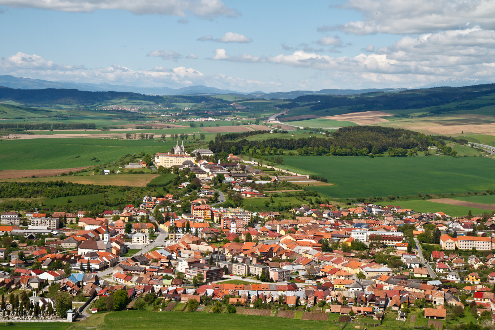 Paese sotto al castello.