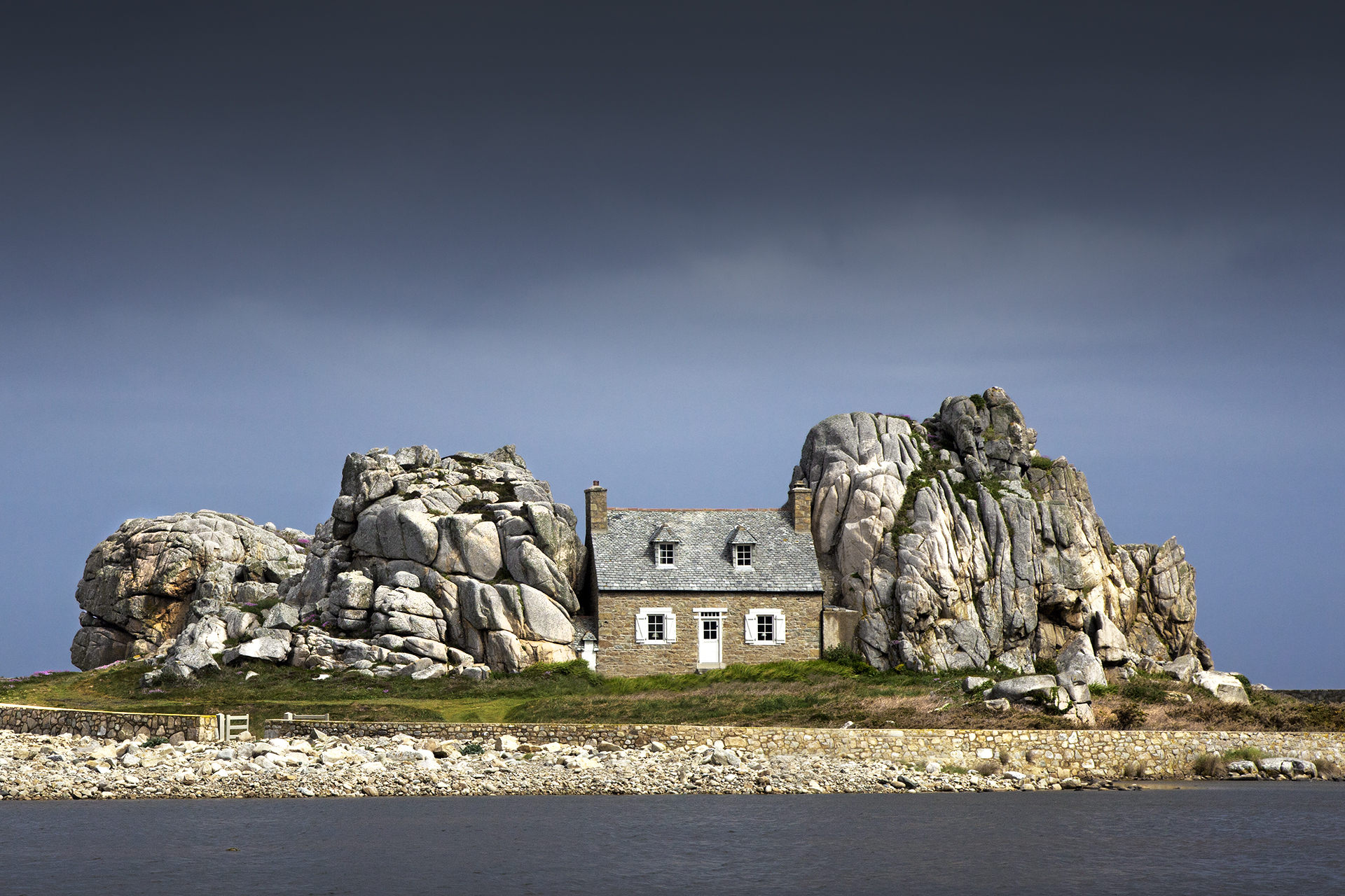 La casa di roccia sul mare