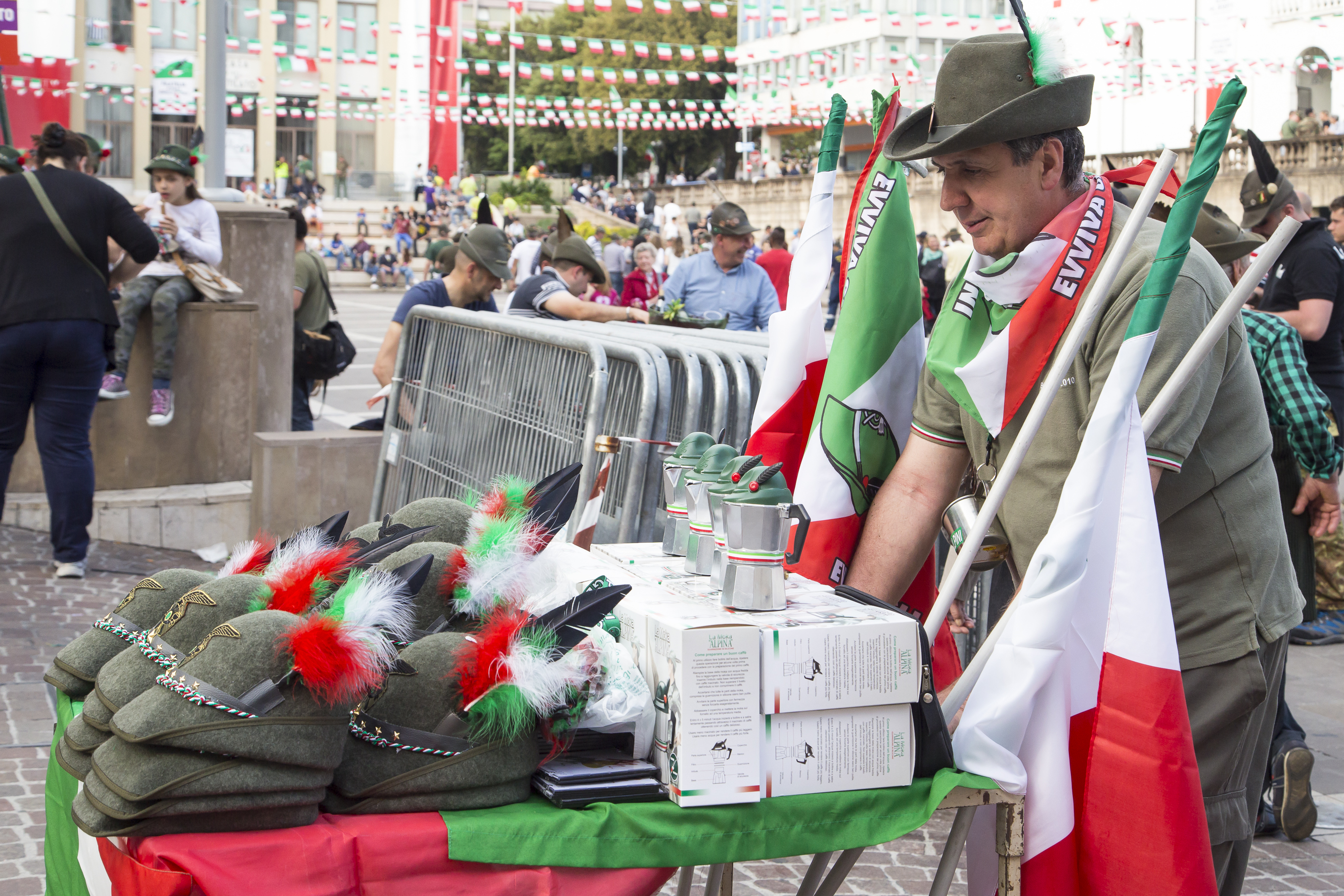 Cappelli, bandiere e moke