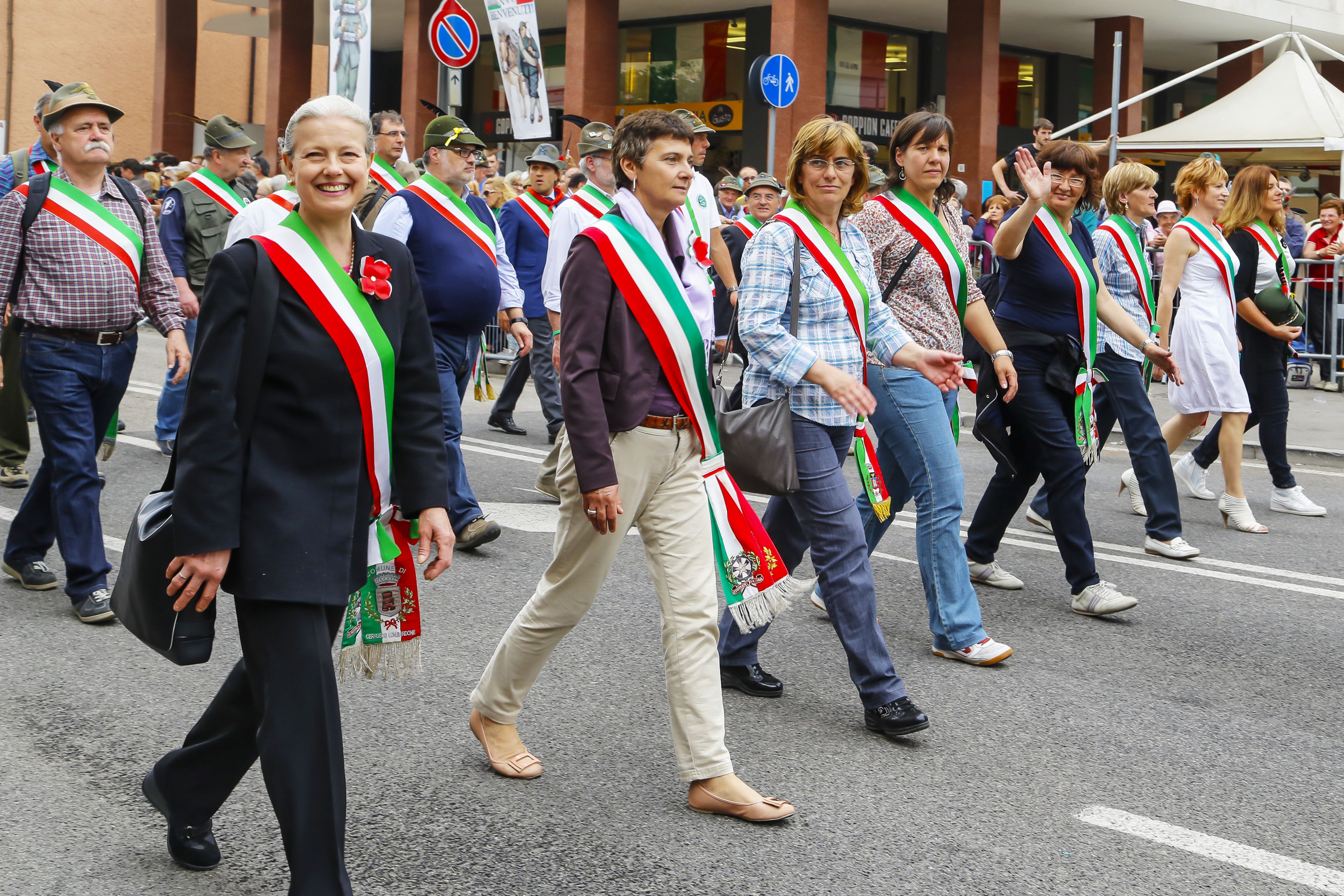 Le signore sindaco e, dietro, i signori sindaci