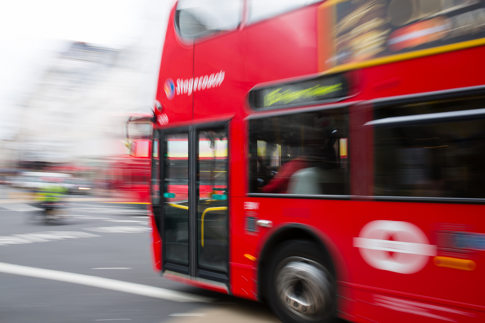 Double Decker bus panning estremo