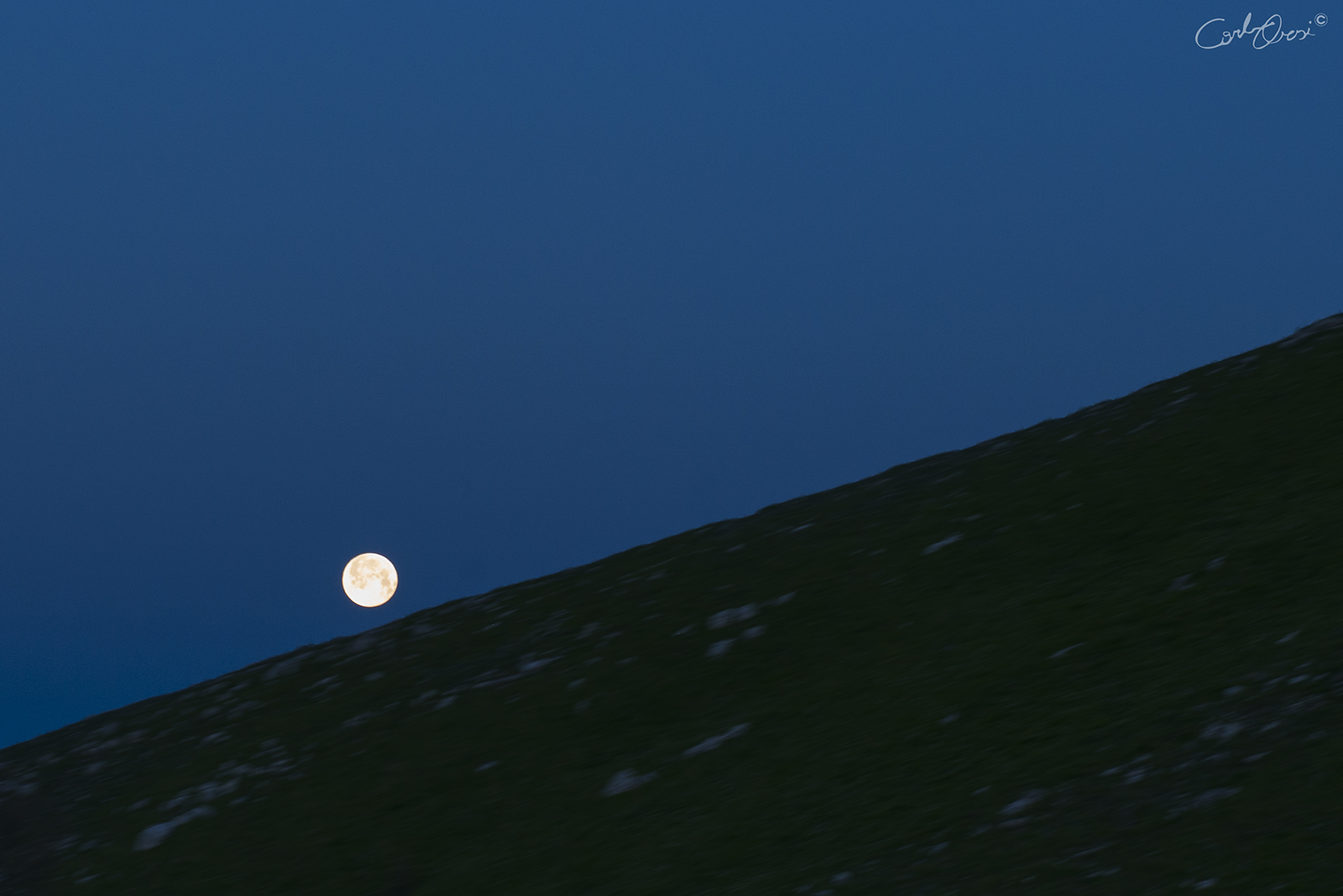 Scende la luna da monte...