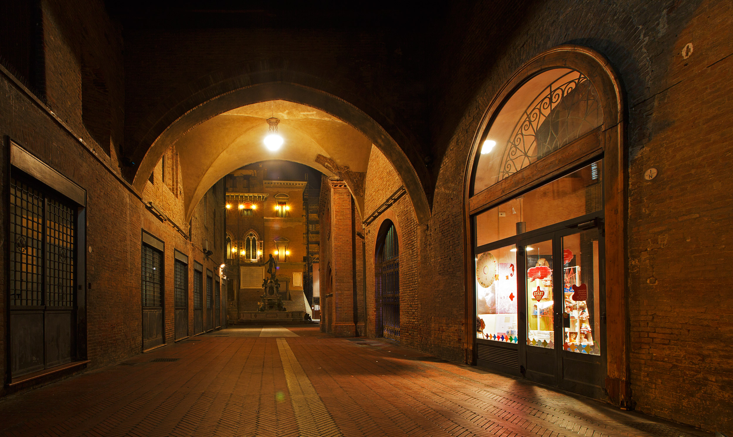 Guardando il Nettuno 2  (Bologna By night)