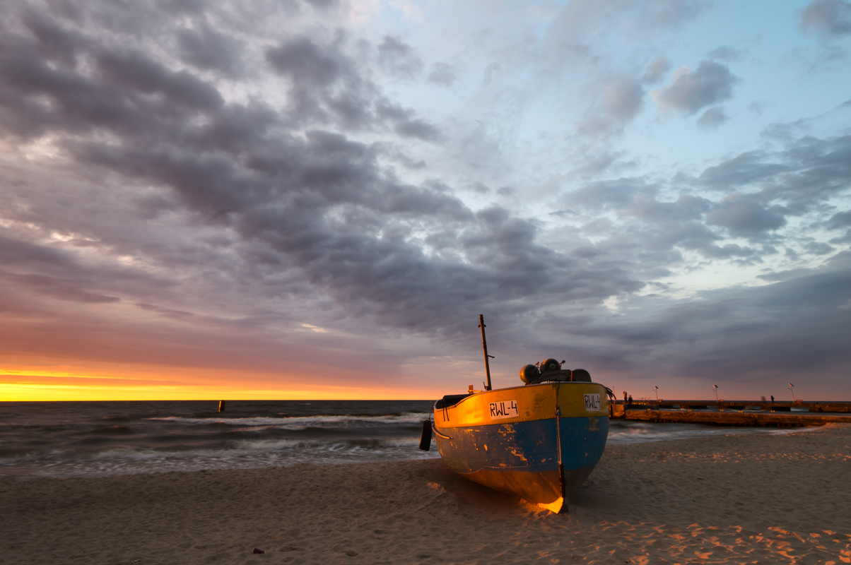 Barca da pesca sulla spiaggia del Mar Baltico