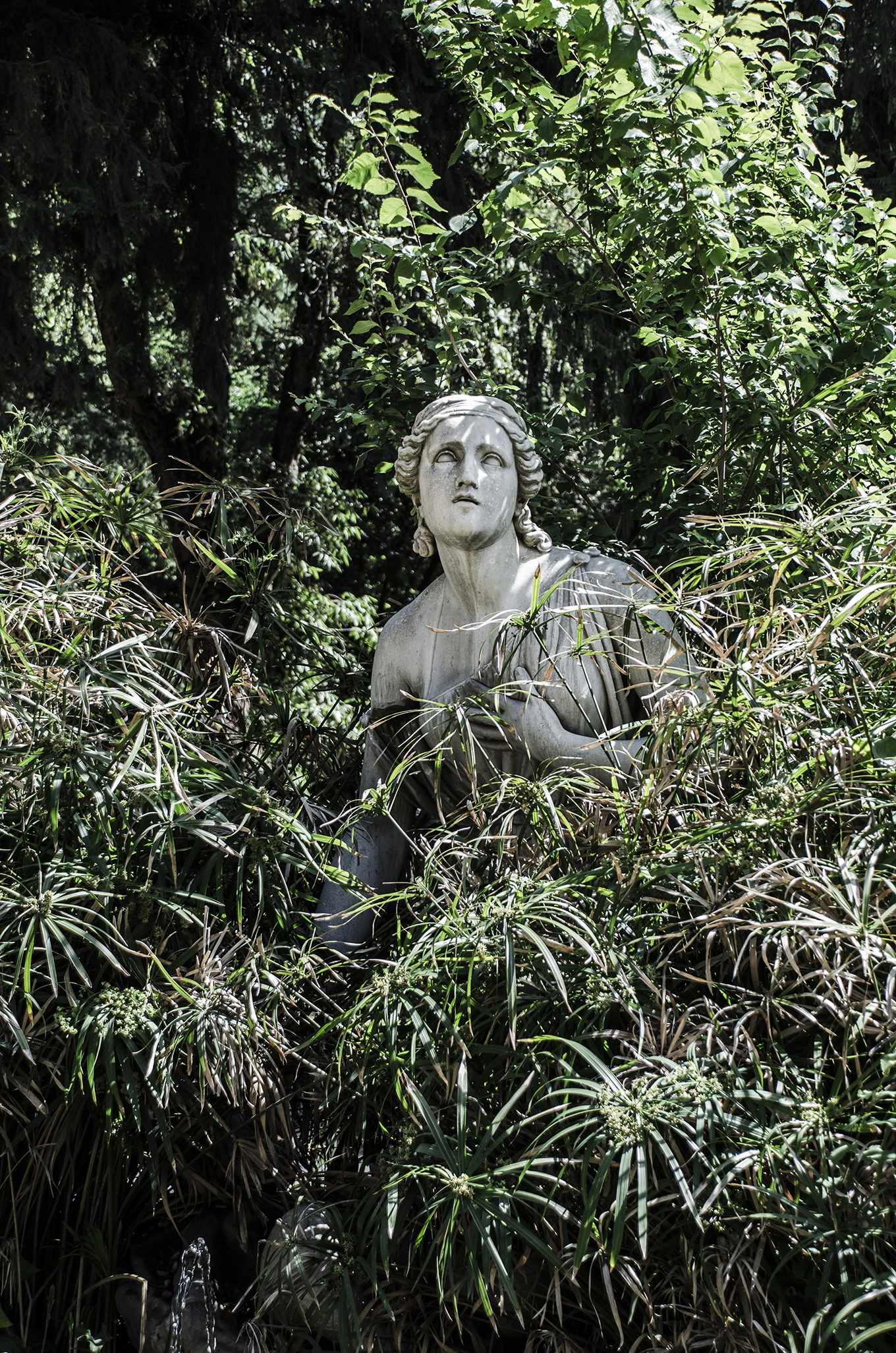Statua nel verde a Villa Borghese
