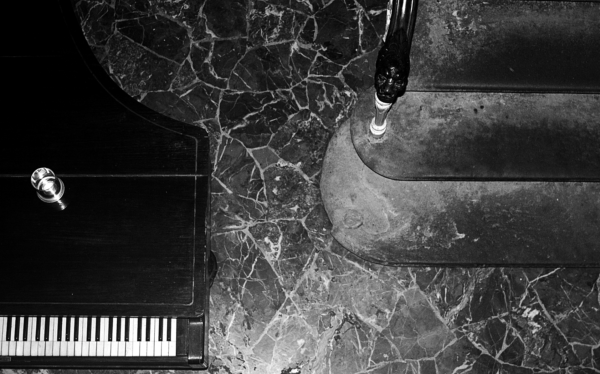 Il piano in fondo alle scale.