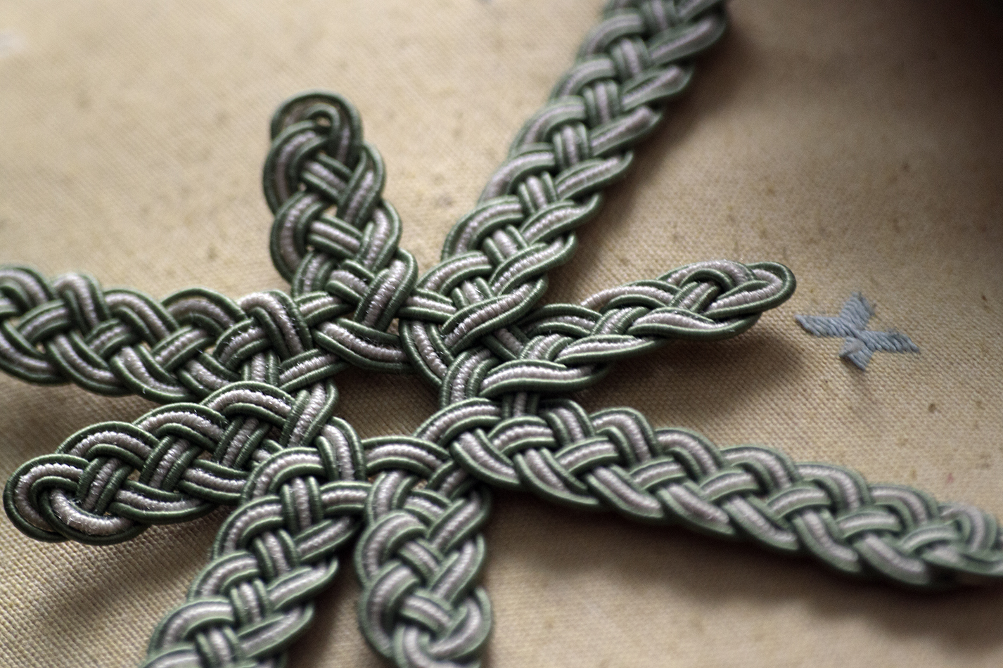 Technique of building a decorative knot (4)