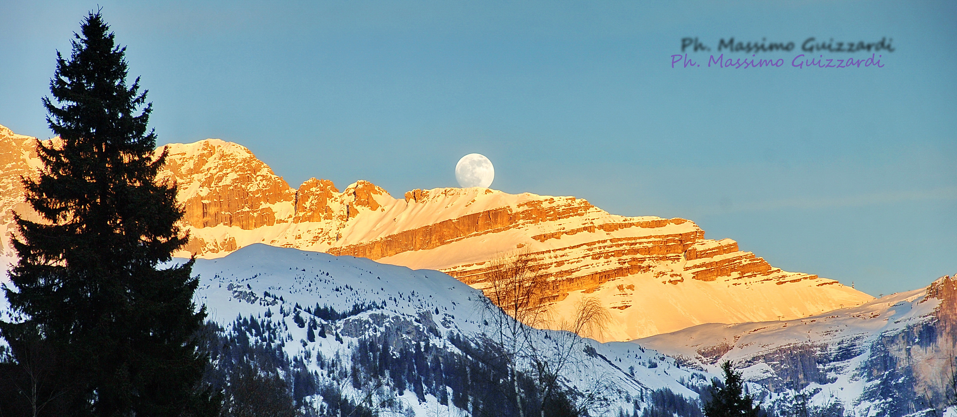 Luna prima del tramonto sulle Dolomiti