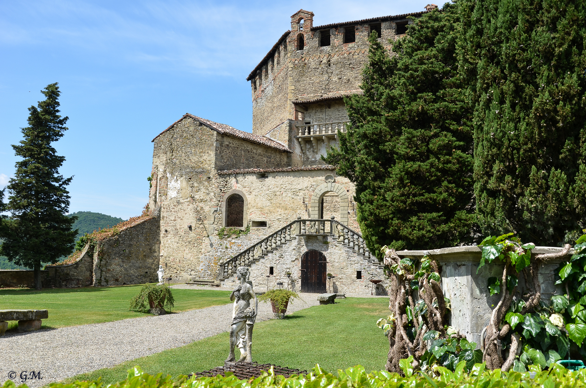 Cortile interno della rocca d'Olgisio