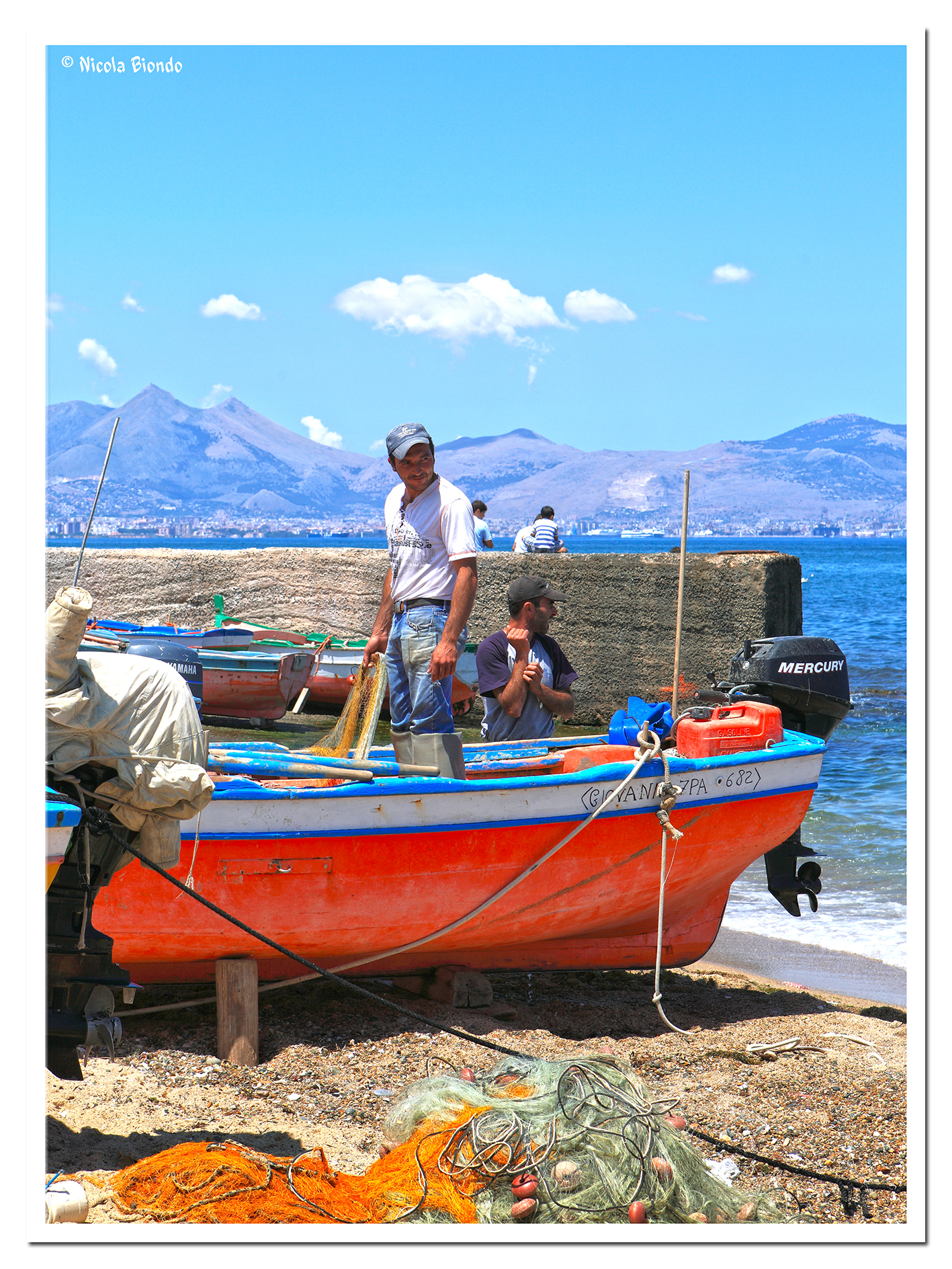 Si ritirano le reti per la pesca successiva.