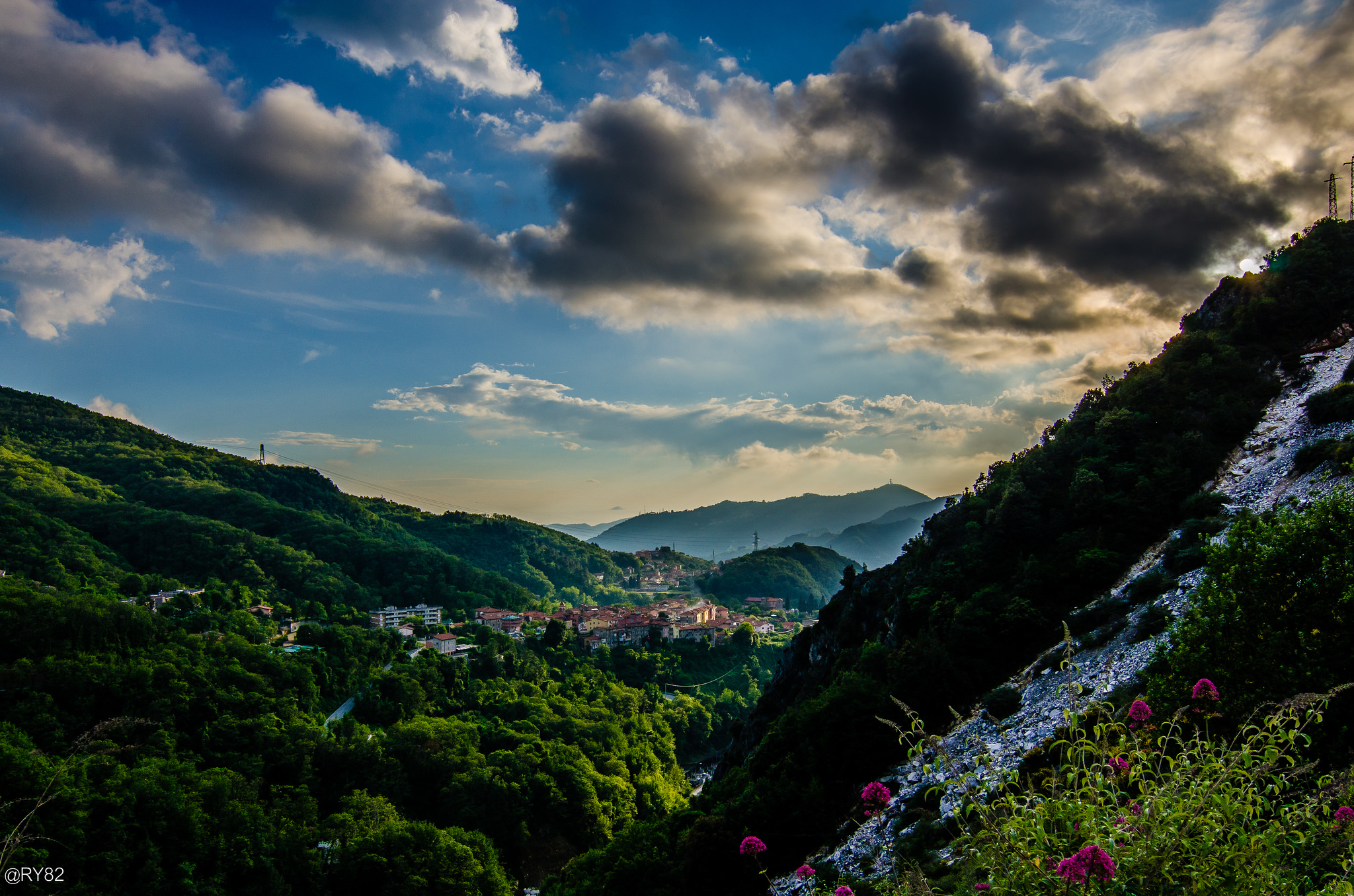Bedizzano (ms) dalla strada verso le cave