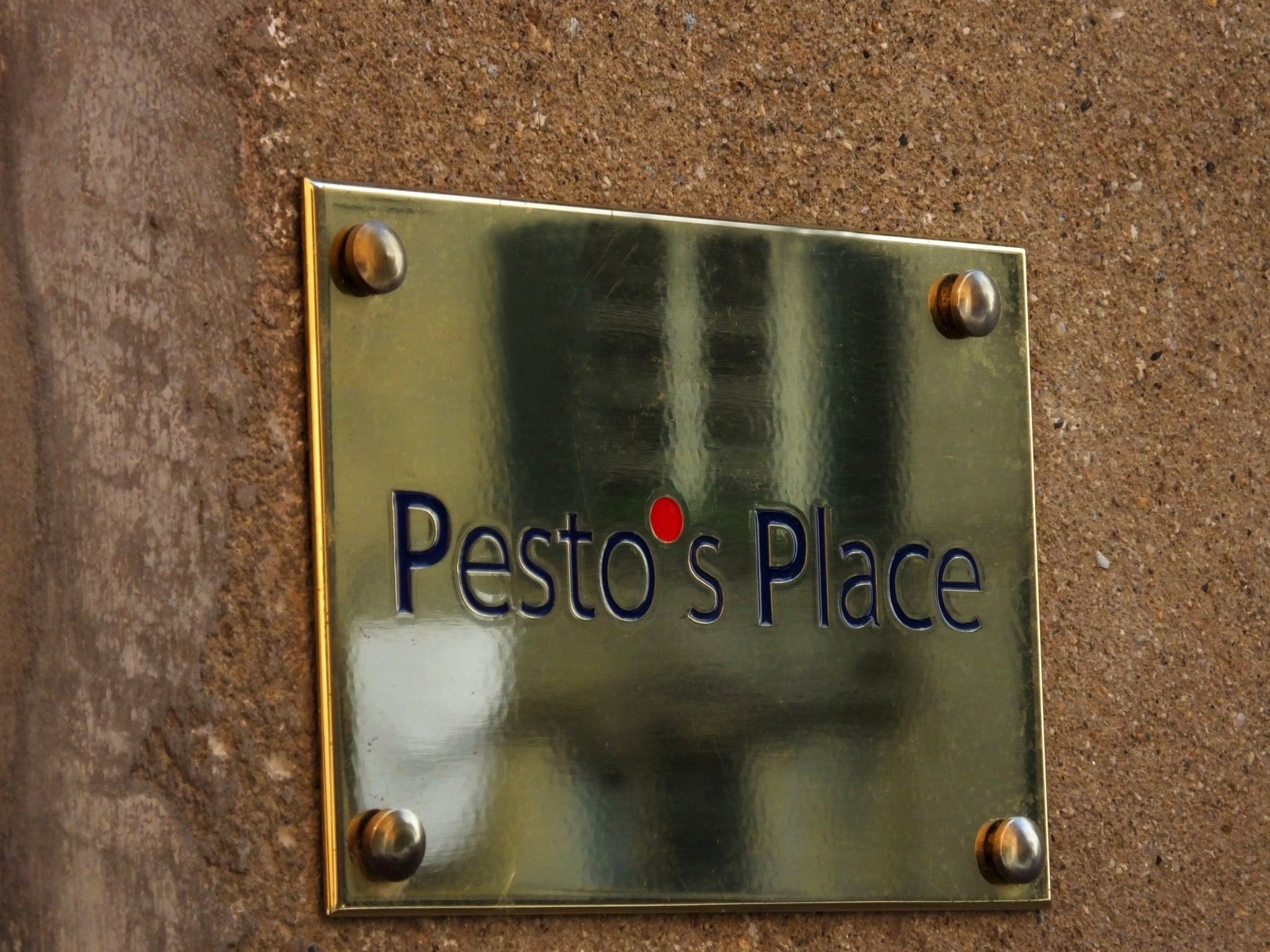 Circolo del pesto nei carrugi di Genova