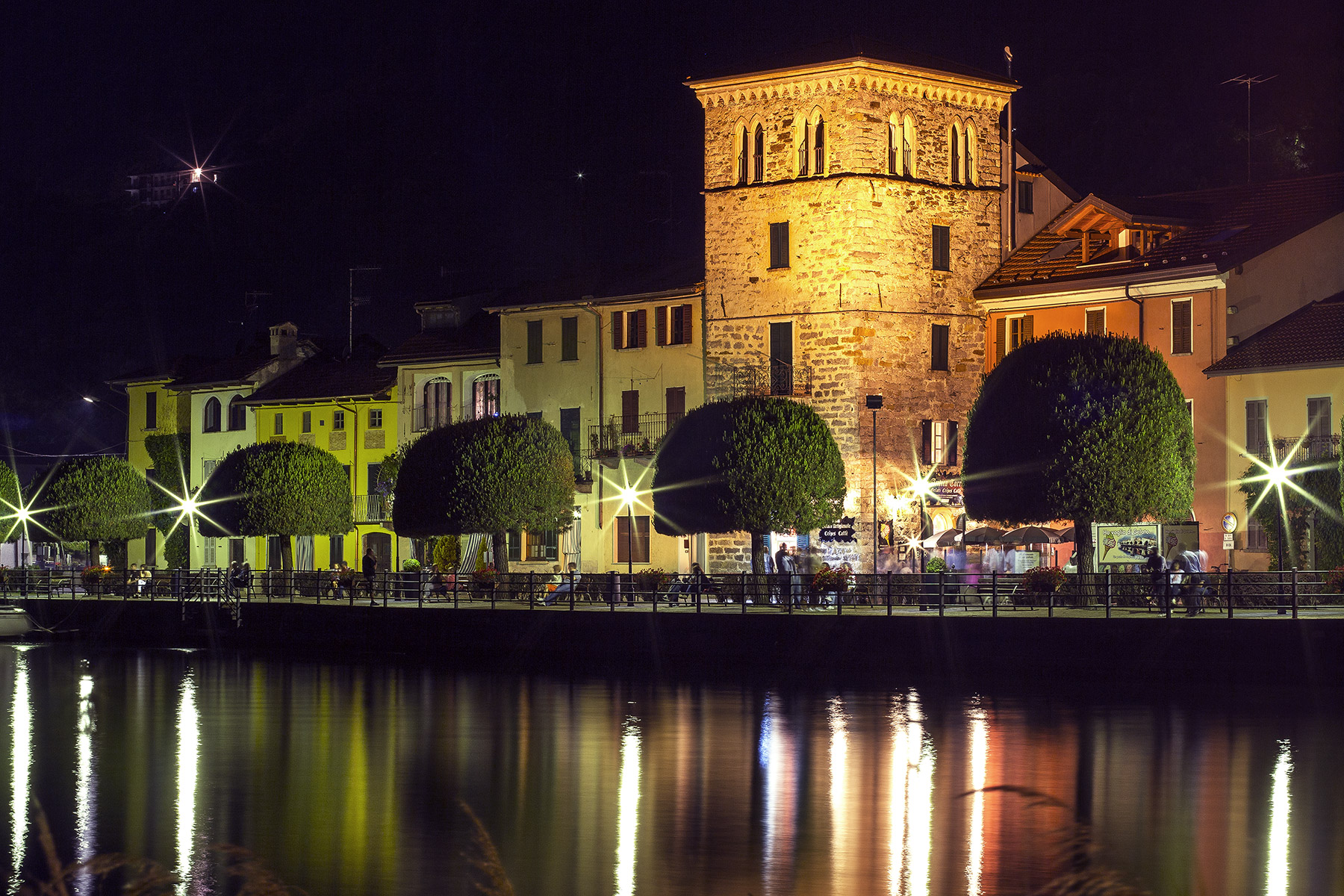 Along the lake in Pella