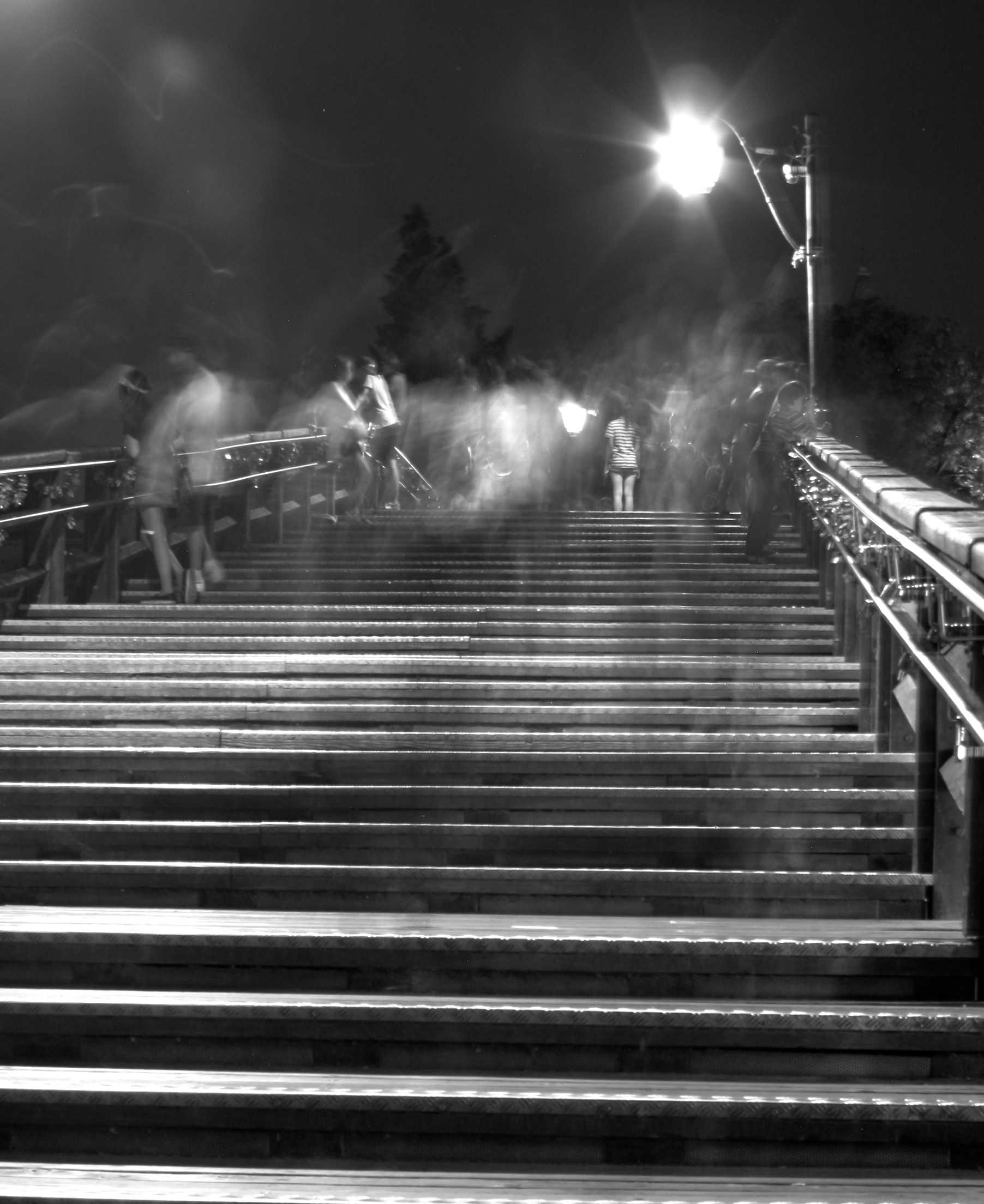 ombre di passanti sul ponte