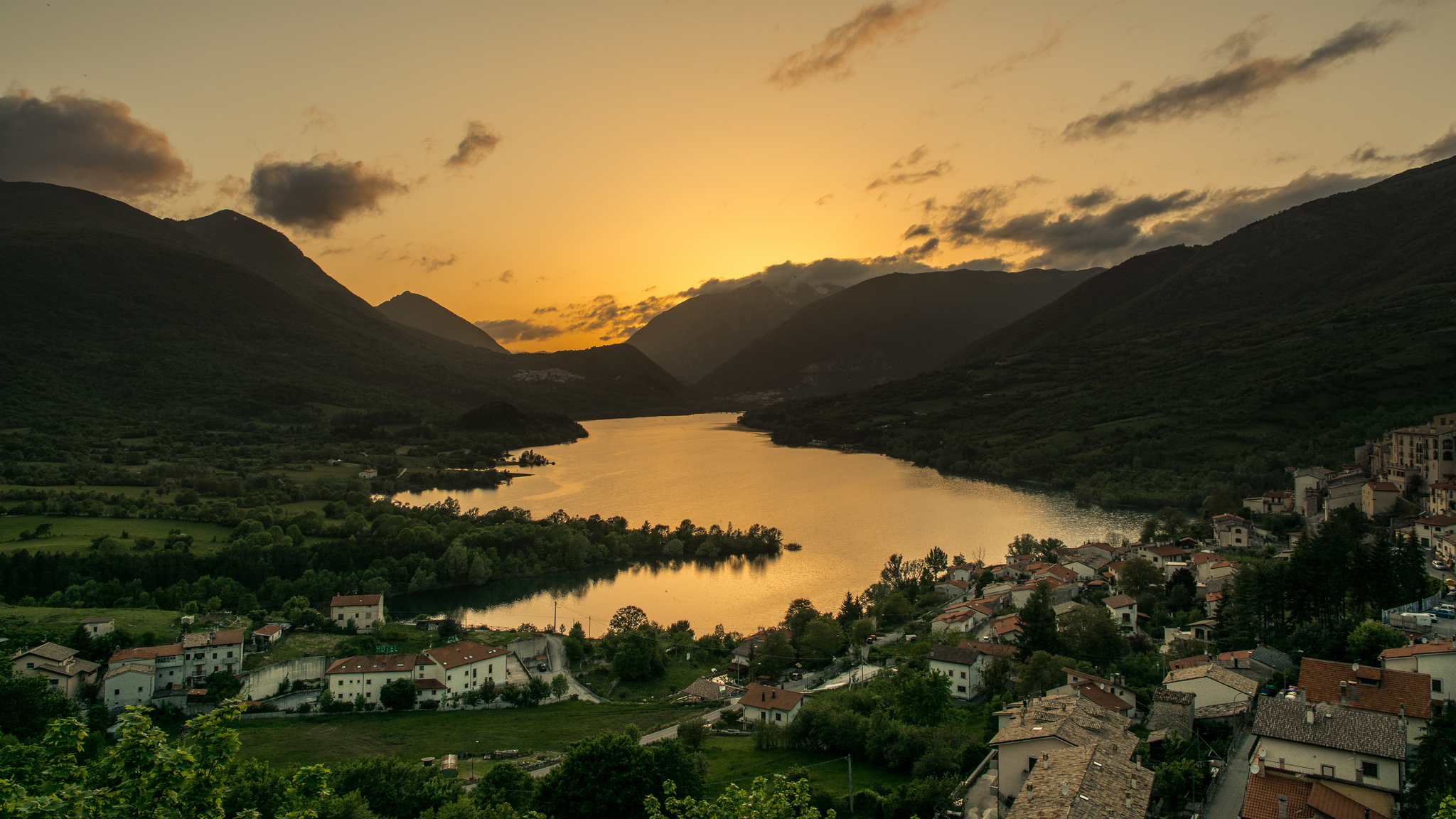 Sunset on Lake Barrea