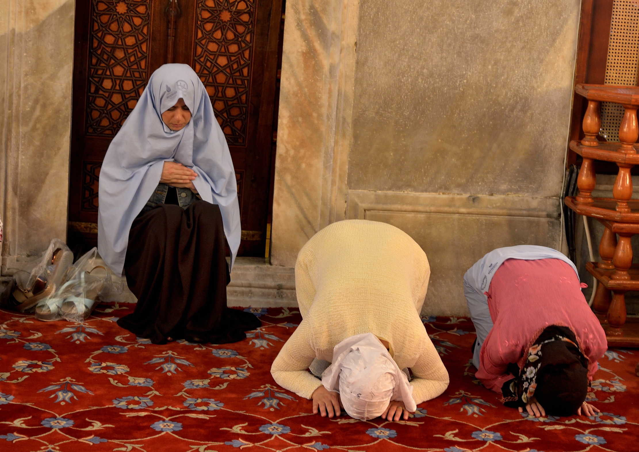 In preghiera alla Moschea Blu