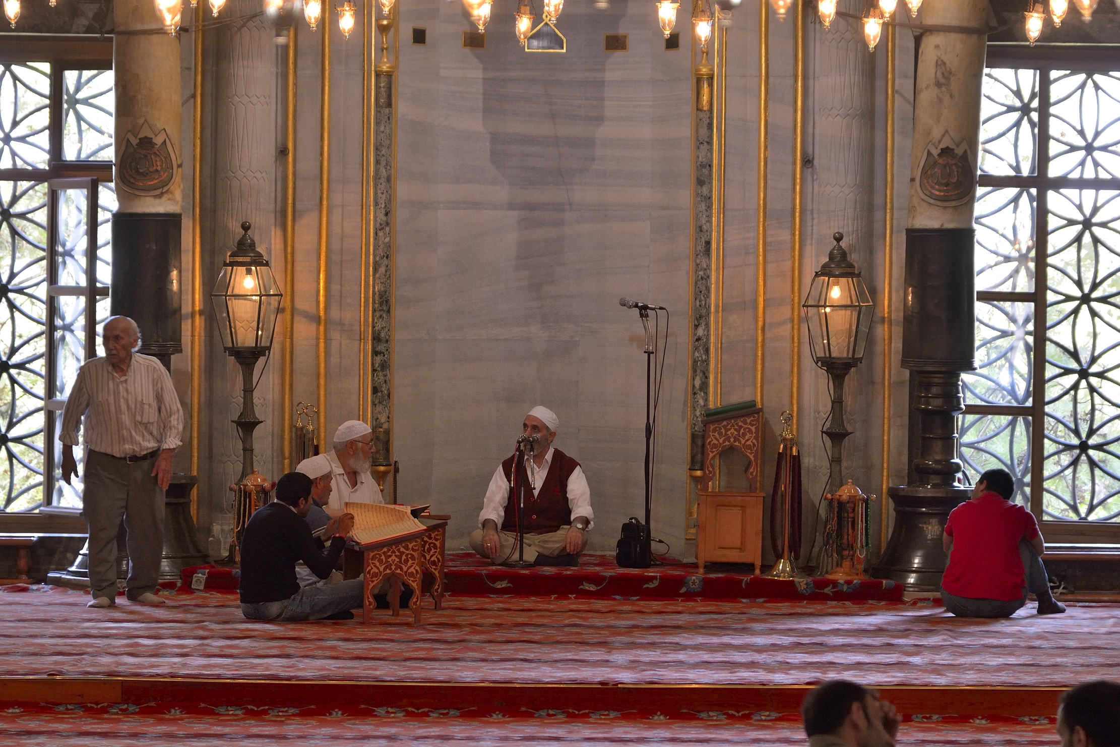 In preghiera alla Moschea Blu