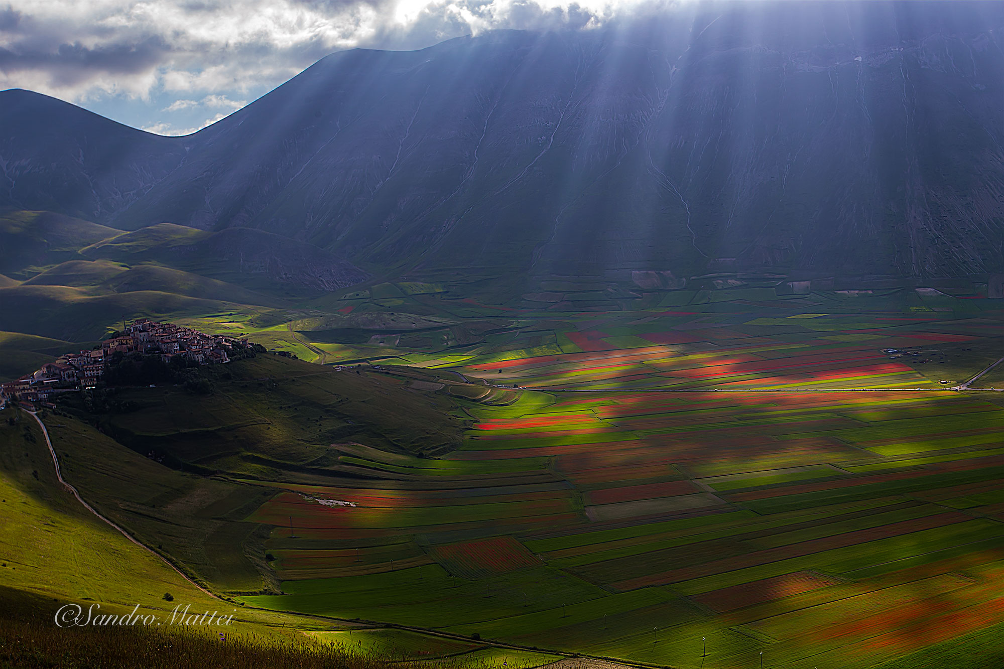 Primi raggi di sole a Castelluccio