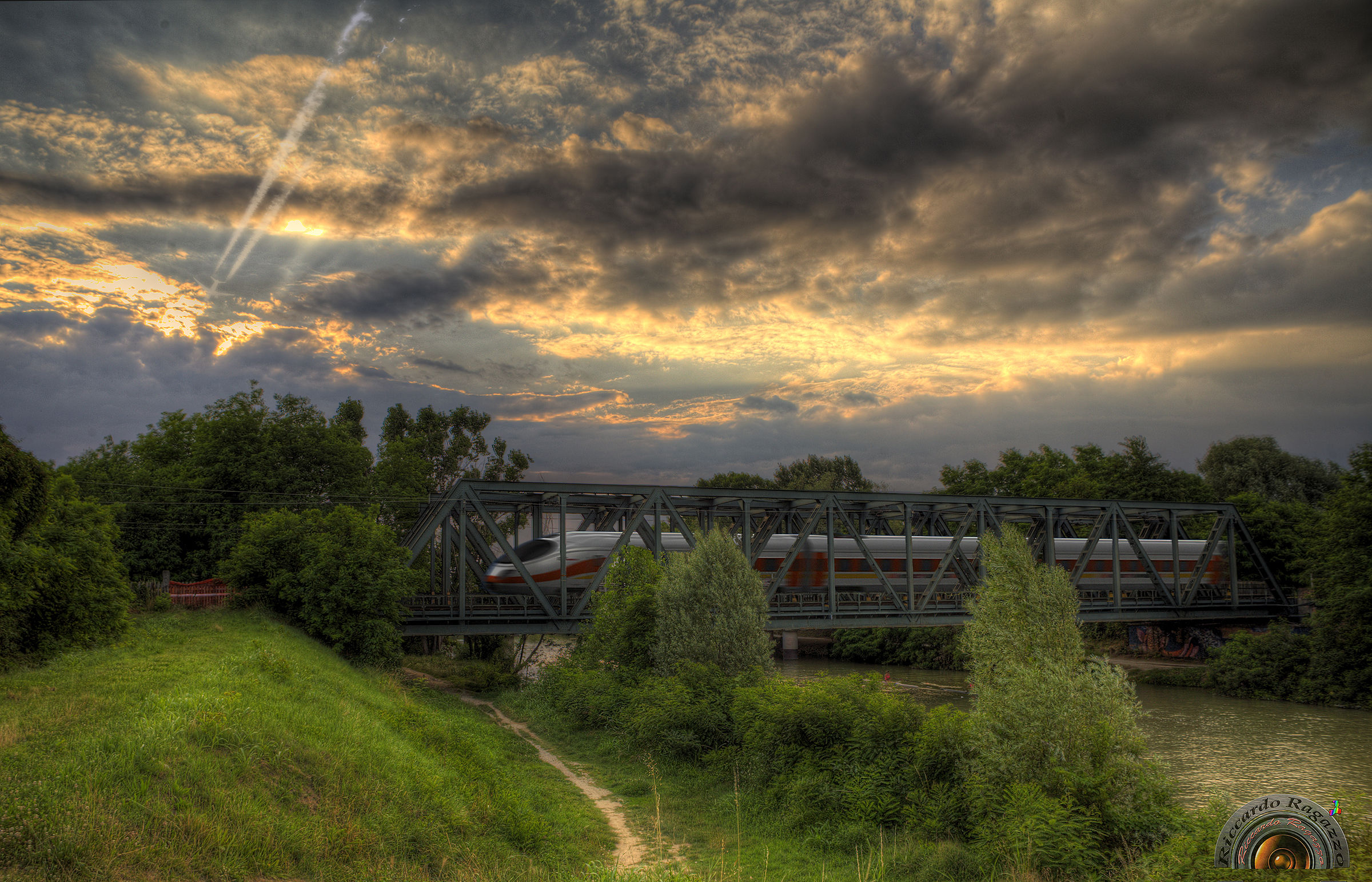 Passa il treno veloce...scivola il fiume lento