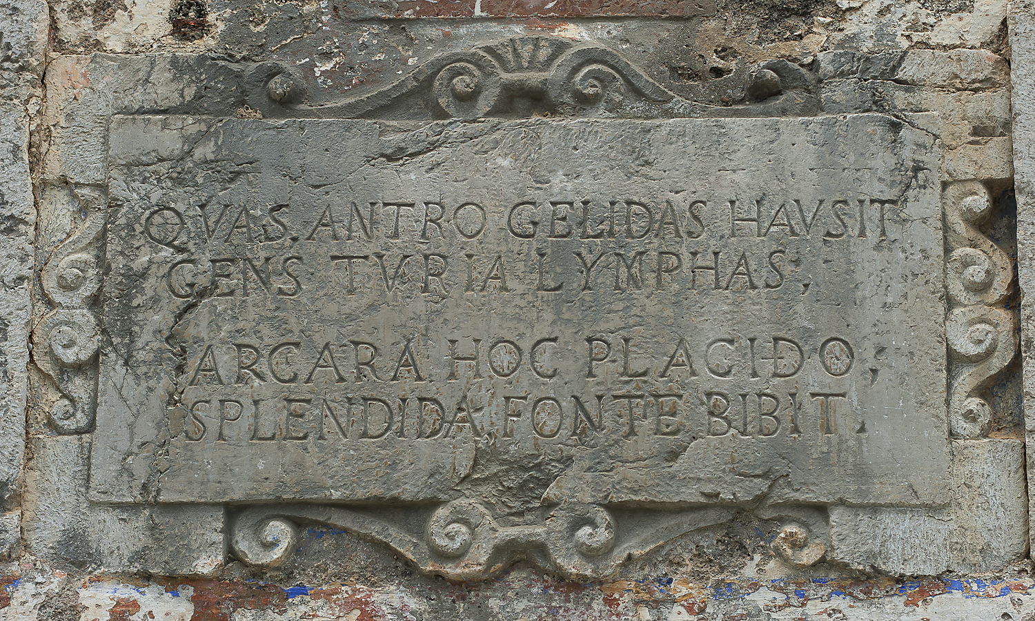 Iscrizione sul frontone della fontana