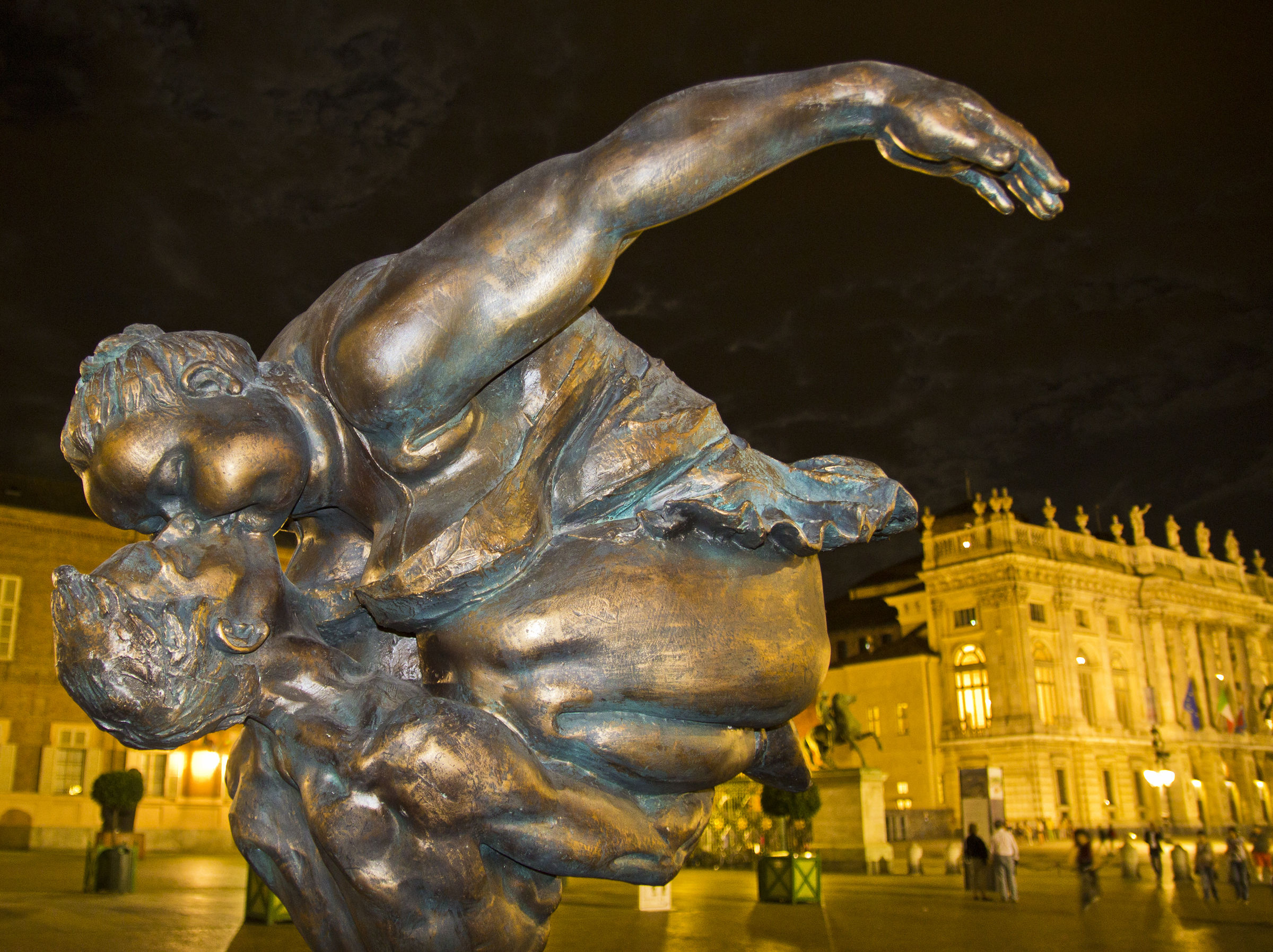 Kiss in Piazza Castello