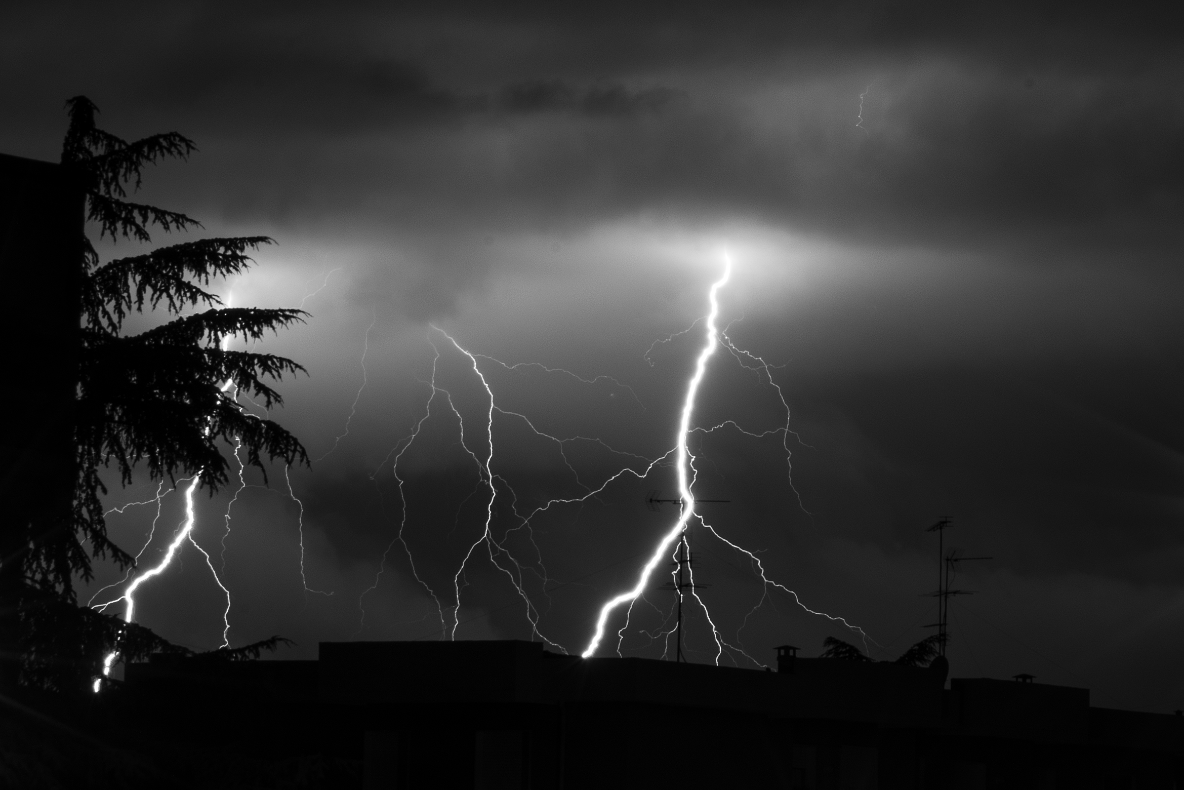 Fulmini dal terrazzo di casa