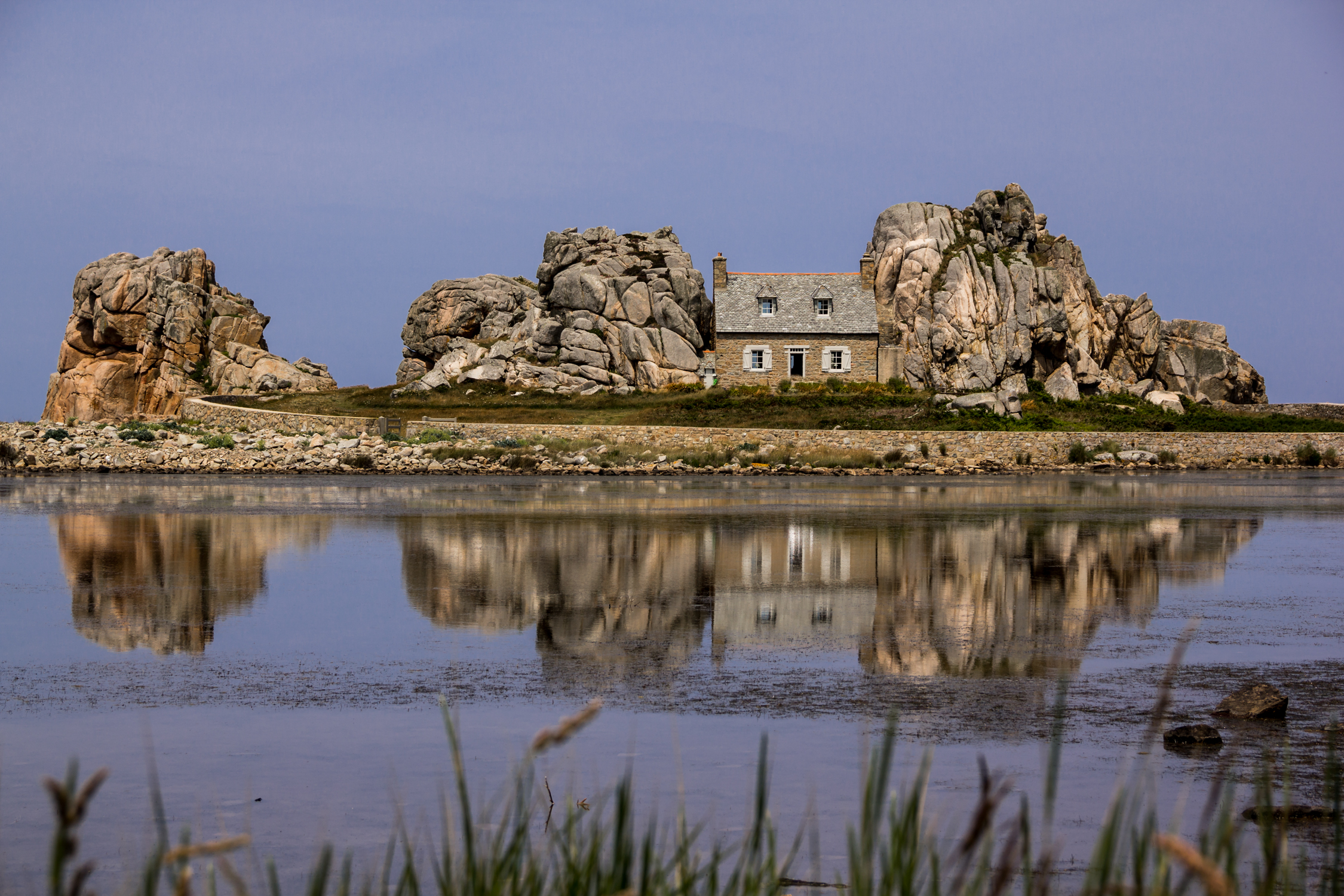 Plougrescant: la maison entre les deux roches
