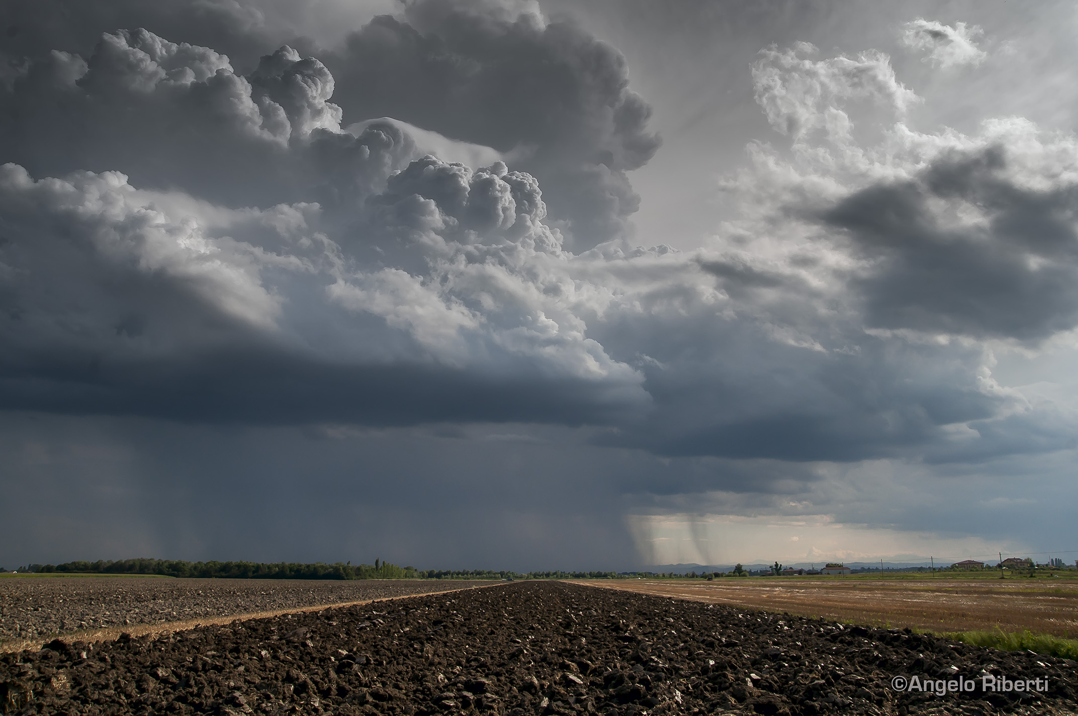 Nuvole temporalesche all' orizzonte