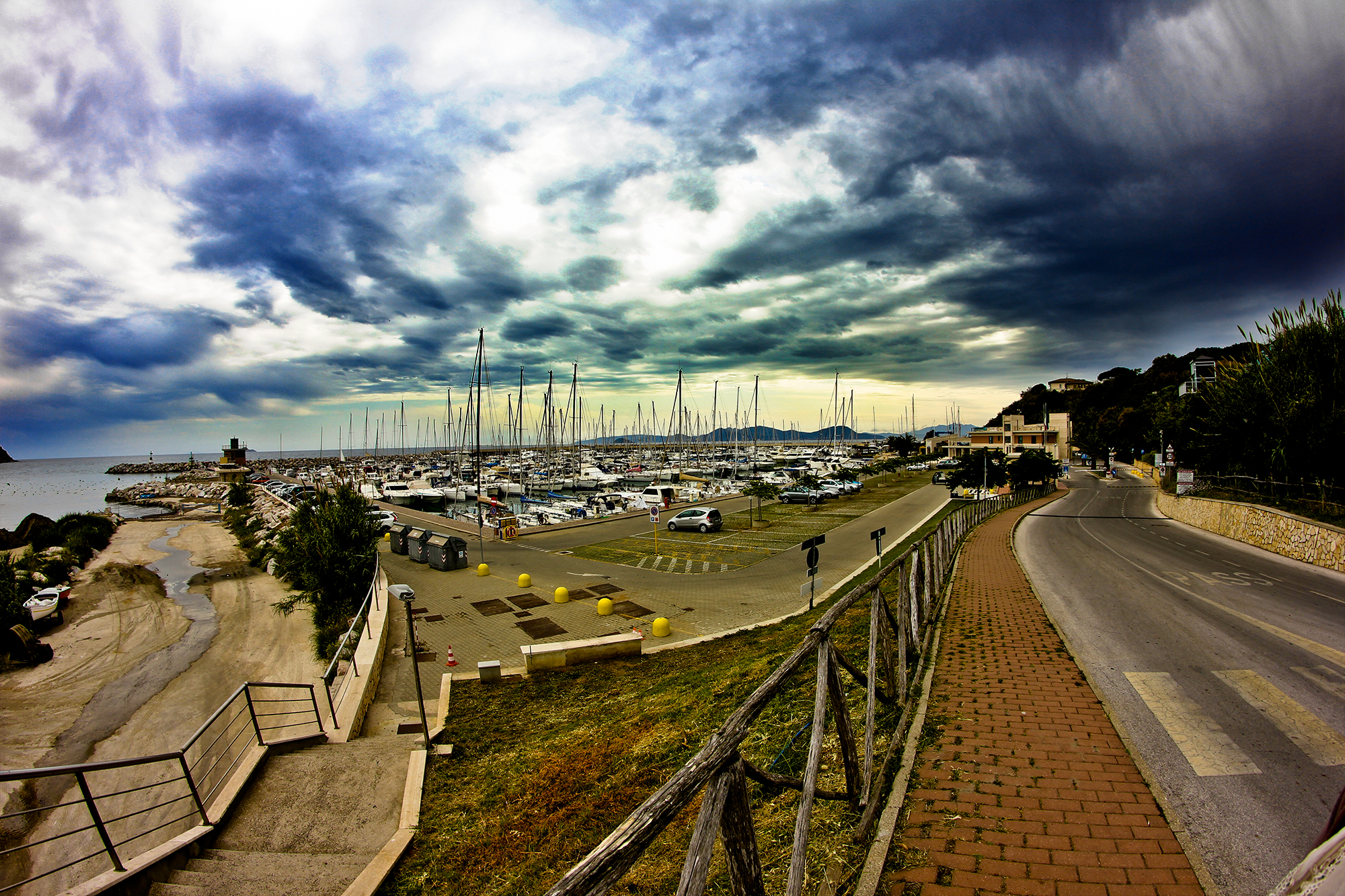 Il Porto di Salivoli in una giornata d'estate