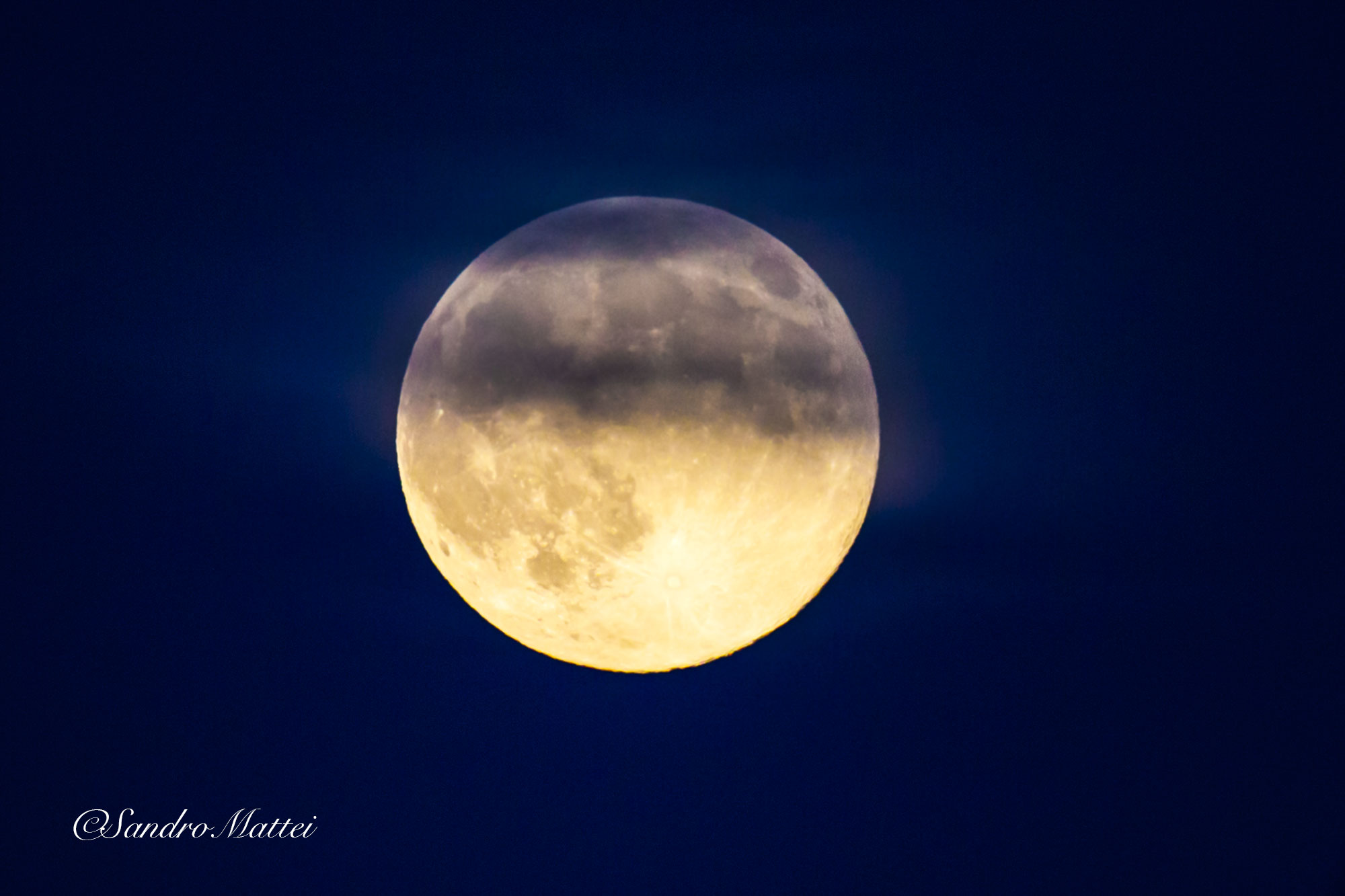 10/08/2014 .... The moon looks so '...