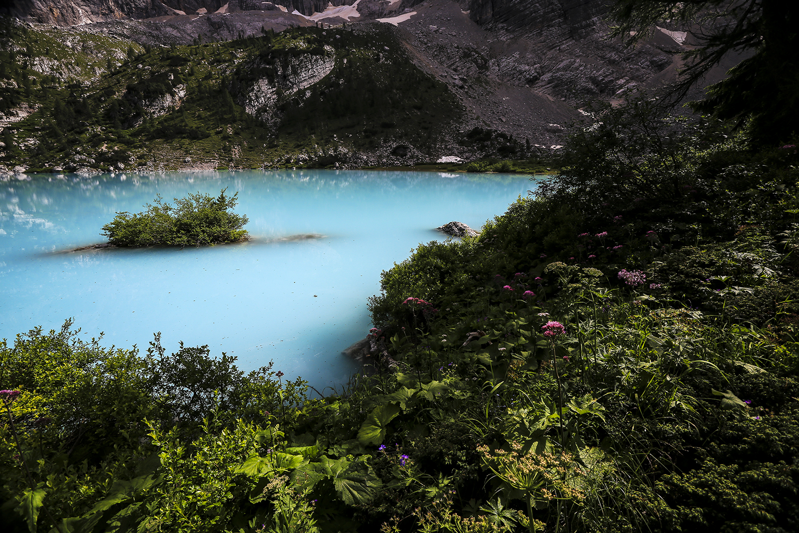 Laghetto con contorno