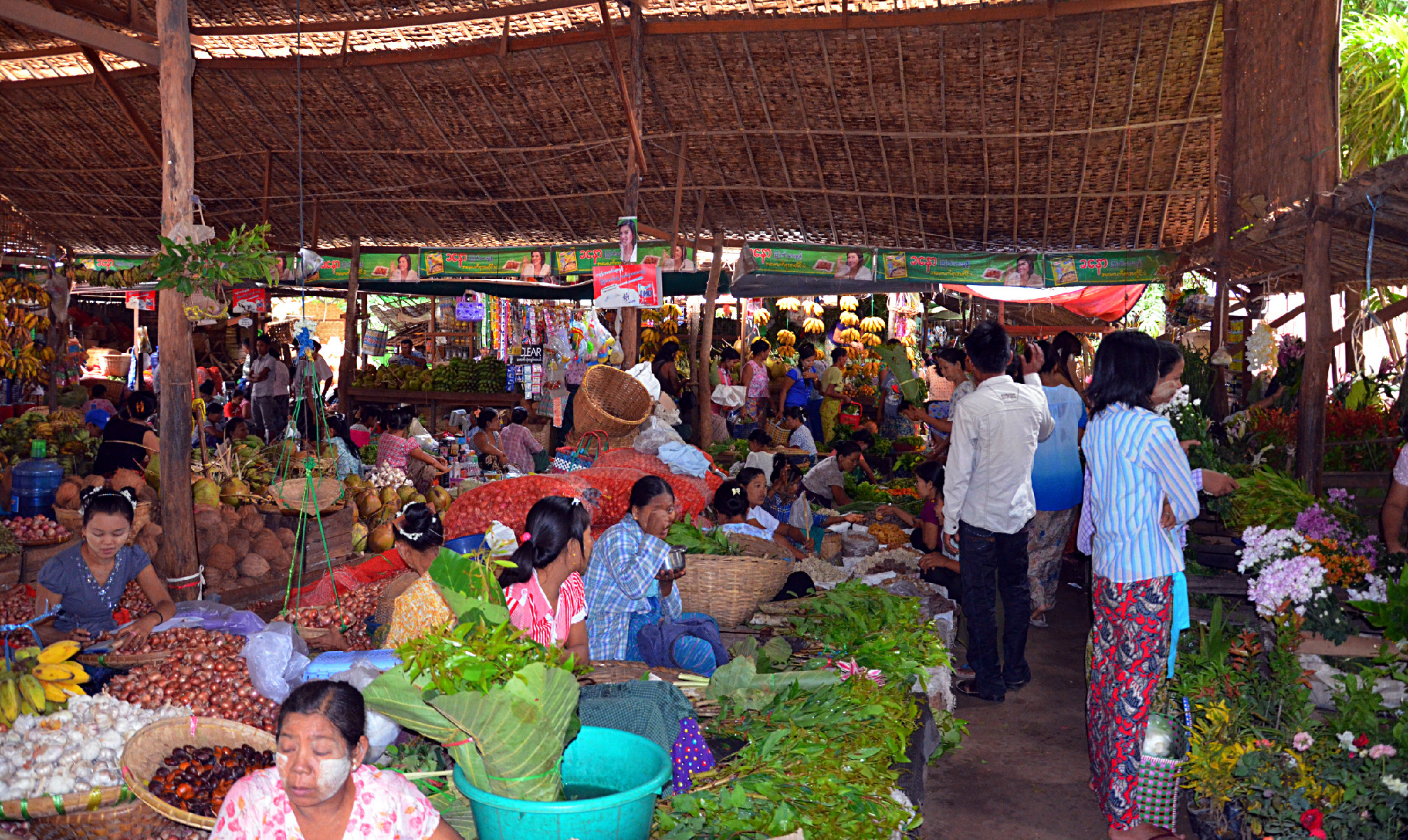 Scents, colors, flavors - Oo Market, Myanmar