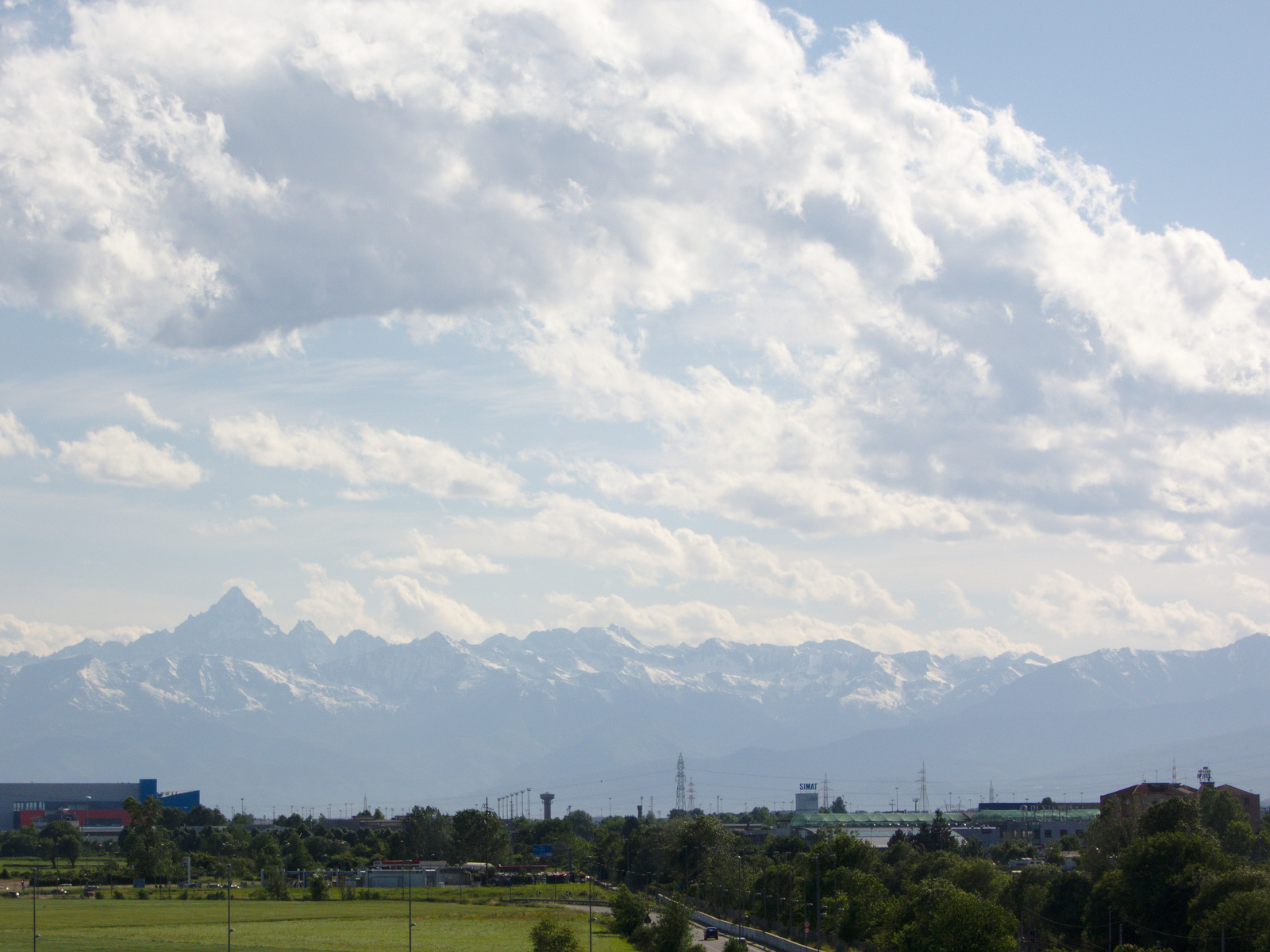 Alpi con Monviso da zona commerciale di Grugliasco (to)