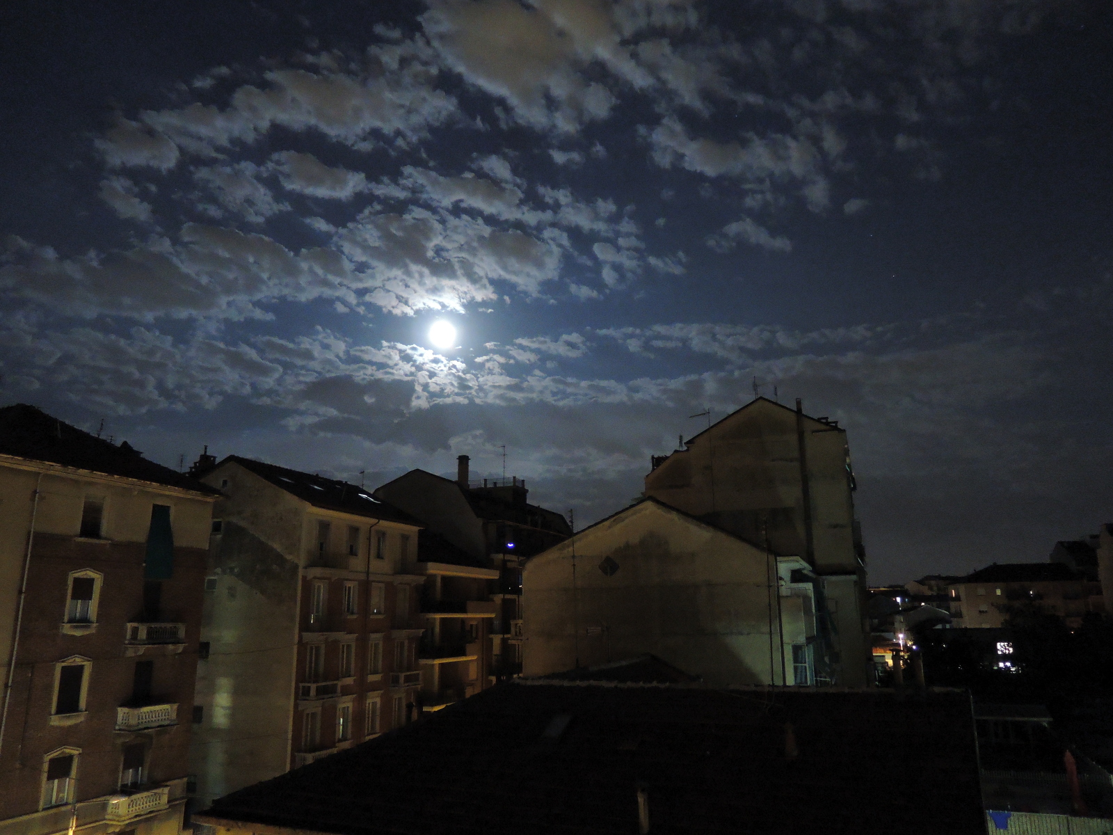 Luna piena dalla finestra di casa