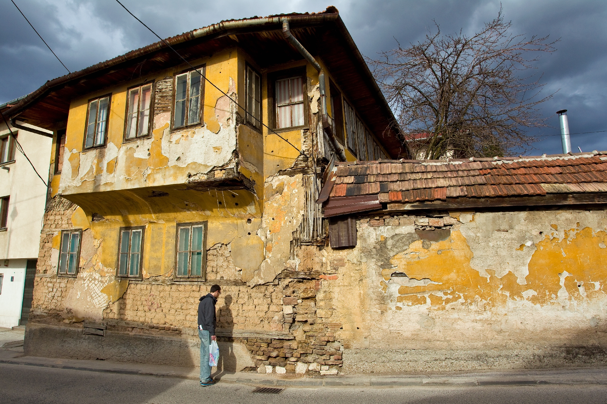 casa malandata con turista