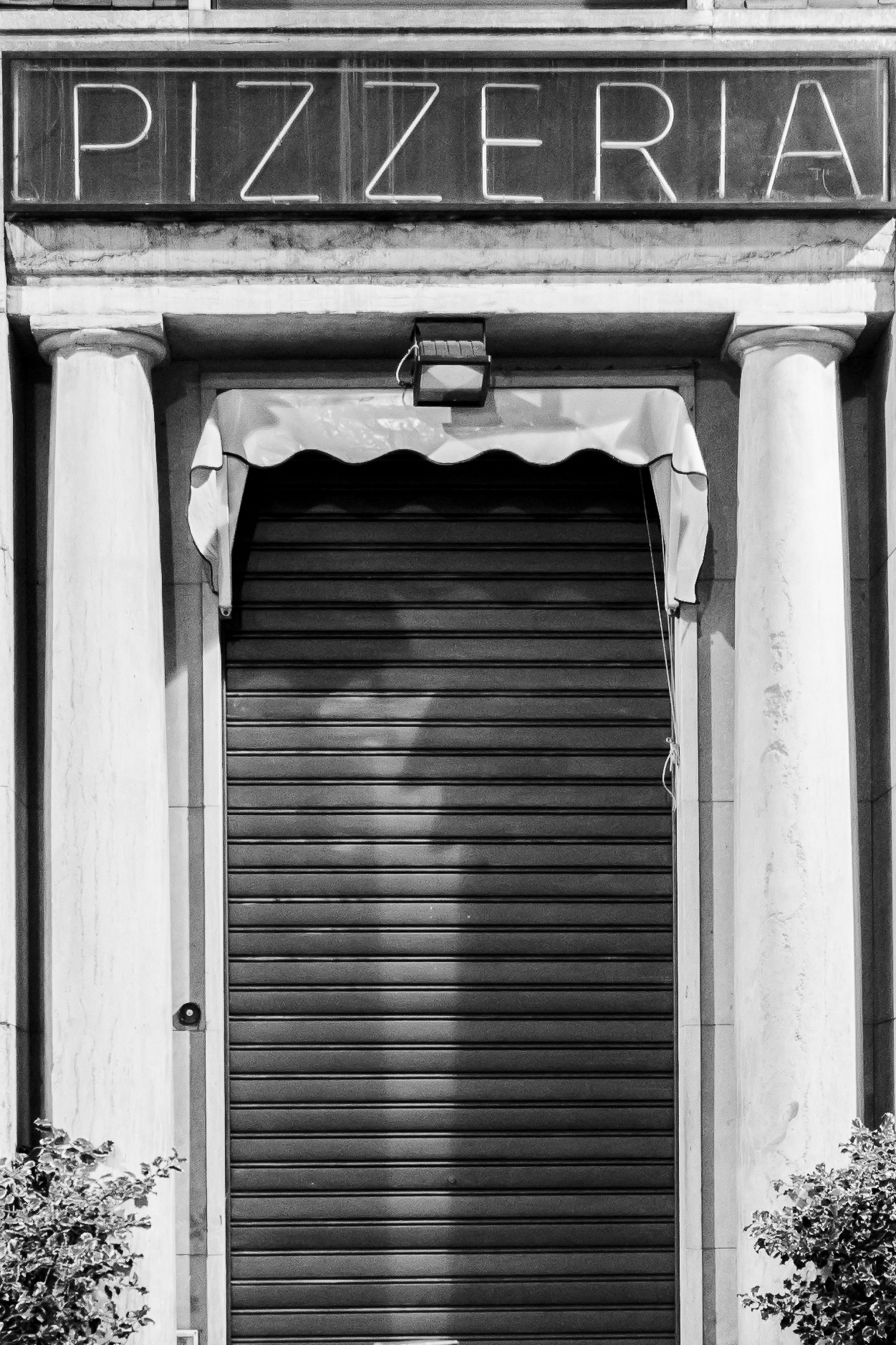 Pizzeria con insegna al neon- dietro piazza Duomo